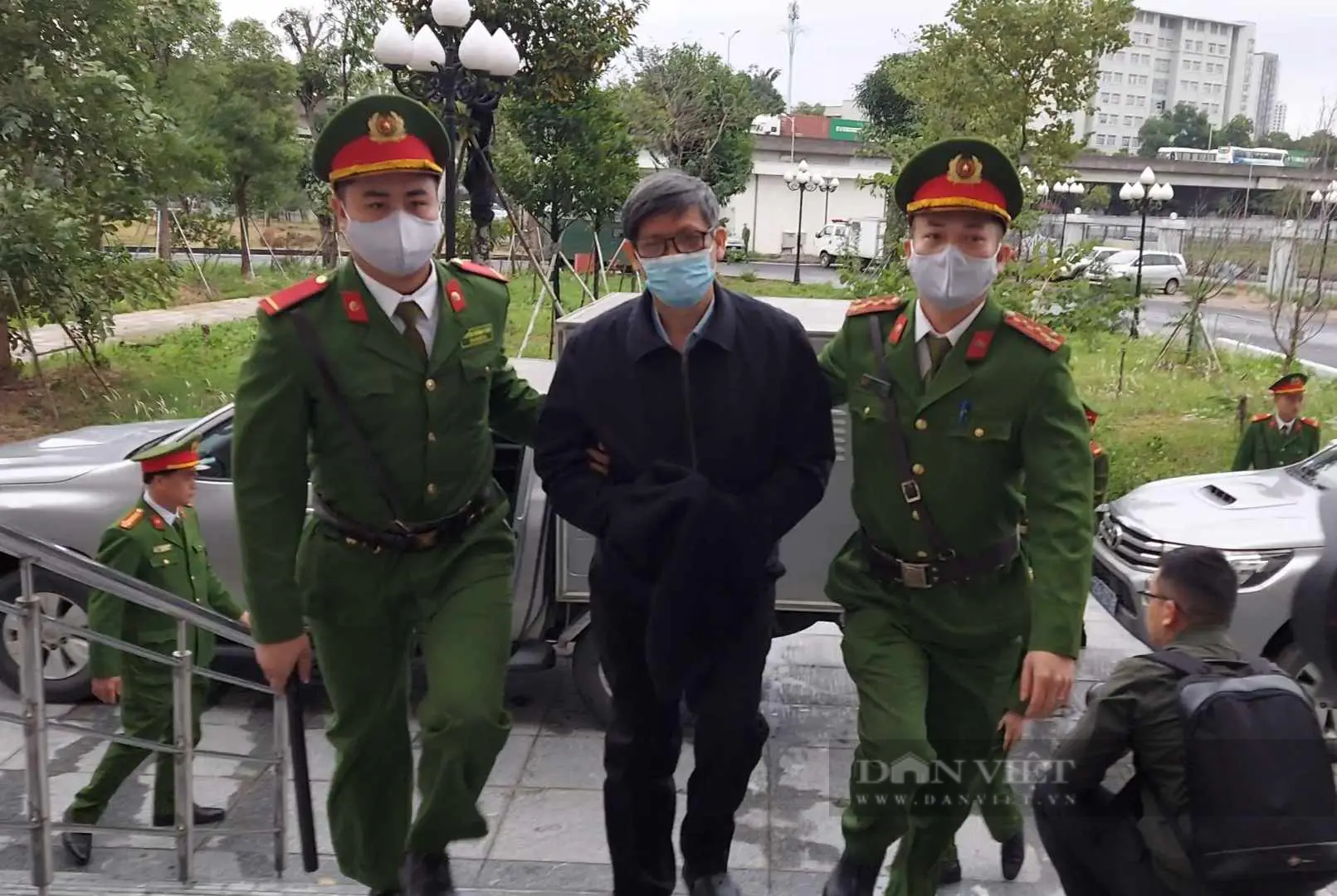 Hình ảnh đầu tiên dẫn giải cựu Bộ trưởng Chu Ngọc Anh, Nguyễn Thanh Long và các bị cáo đến toà vụ Việt Á- Ảnh 3.