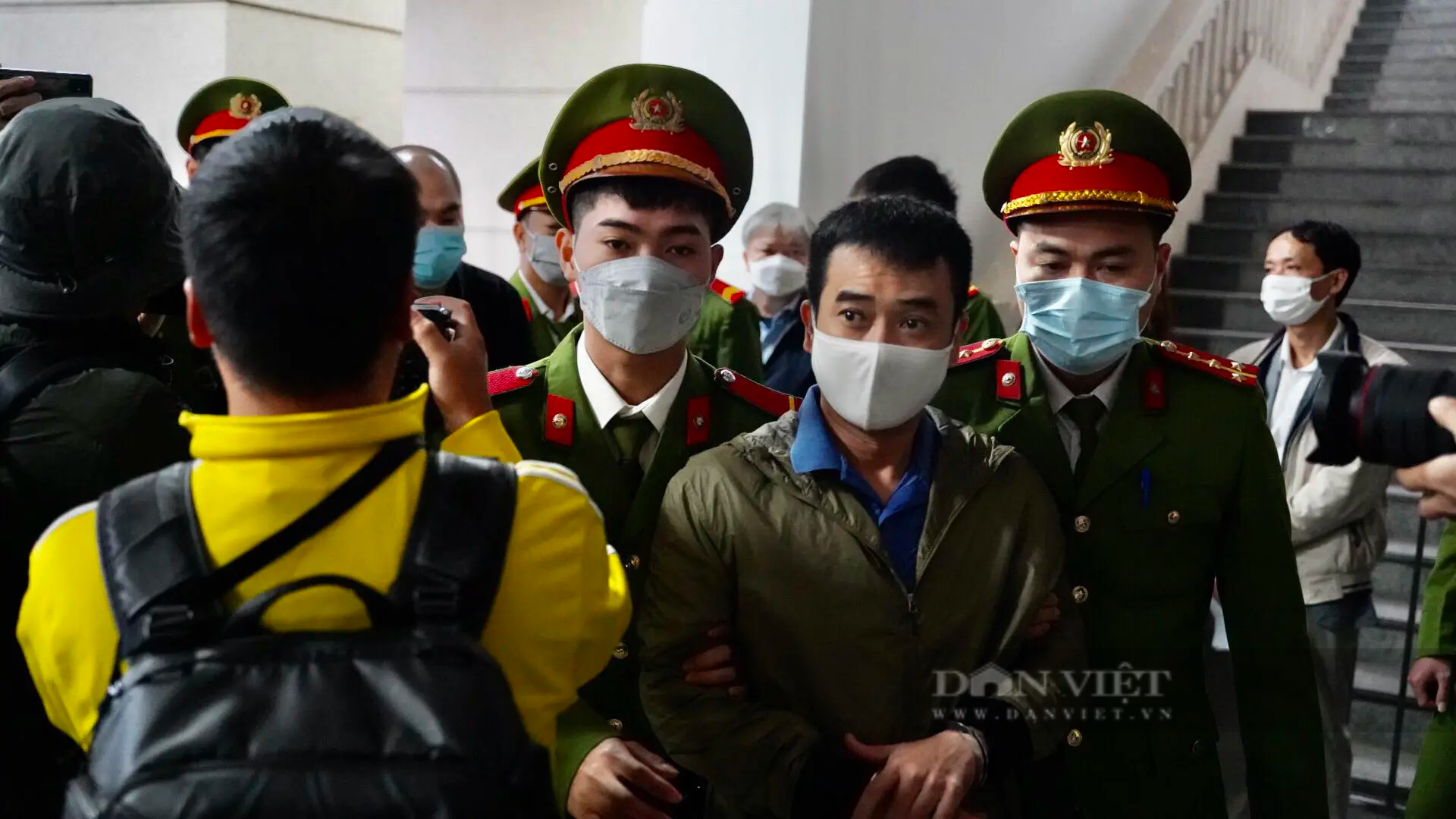 Hình ảnh đầu tiên dẫn giải cựu Bộ trưởng Chu Ngọc Anh, Nguyễn Thanh Long và các bị cáo đến toà vụ Việt Á- Ảnh 5.
