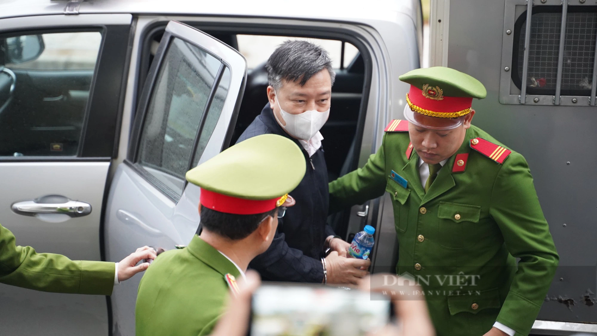 Hình ảnh đầu tiên dẫn giải cựu Bộ trưởng Chu Ngọc Anh, Nguyễn Thanh Long và các bị cáo đến toà vụ Việt Á- Ảnh 4.