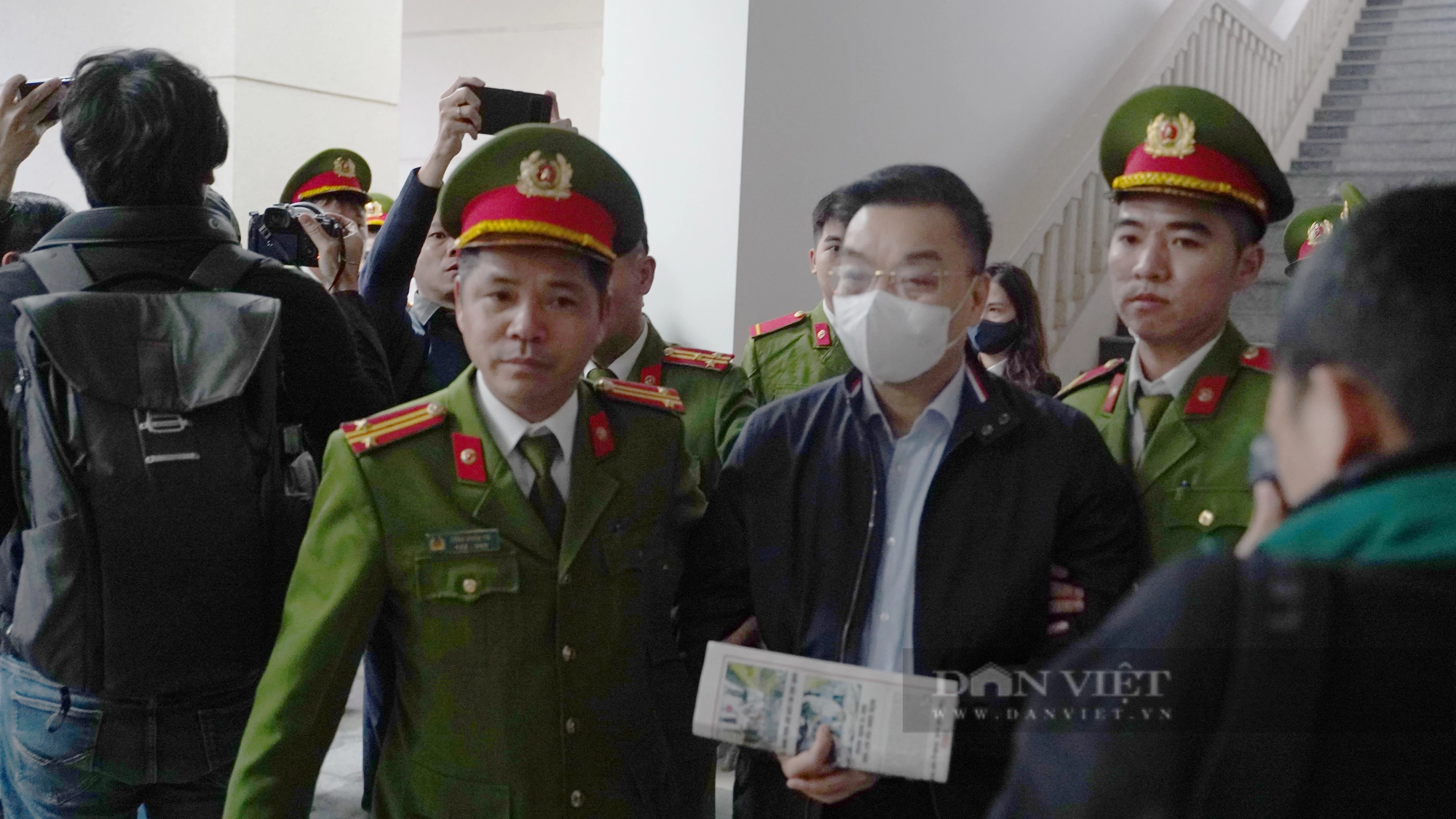 Xử vụ Việt Á: Cựu Bộ trưởng Y tế tóc bạc trắng, cựu Vụ trưởng giơ tay che mặt khi tới tòa- Ảnh 3.