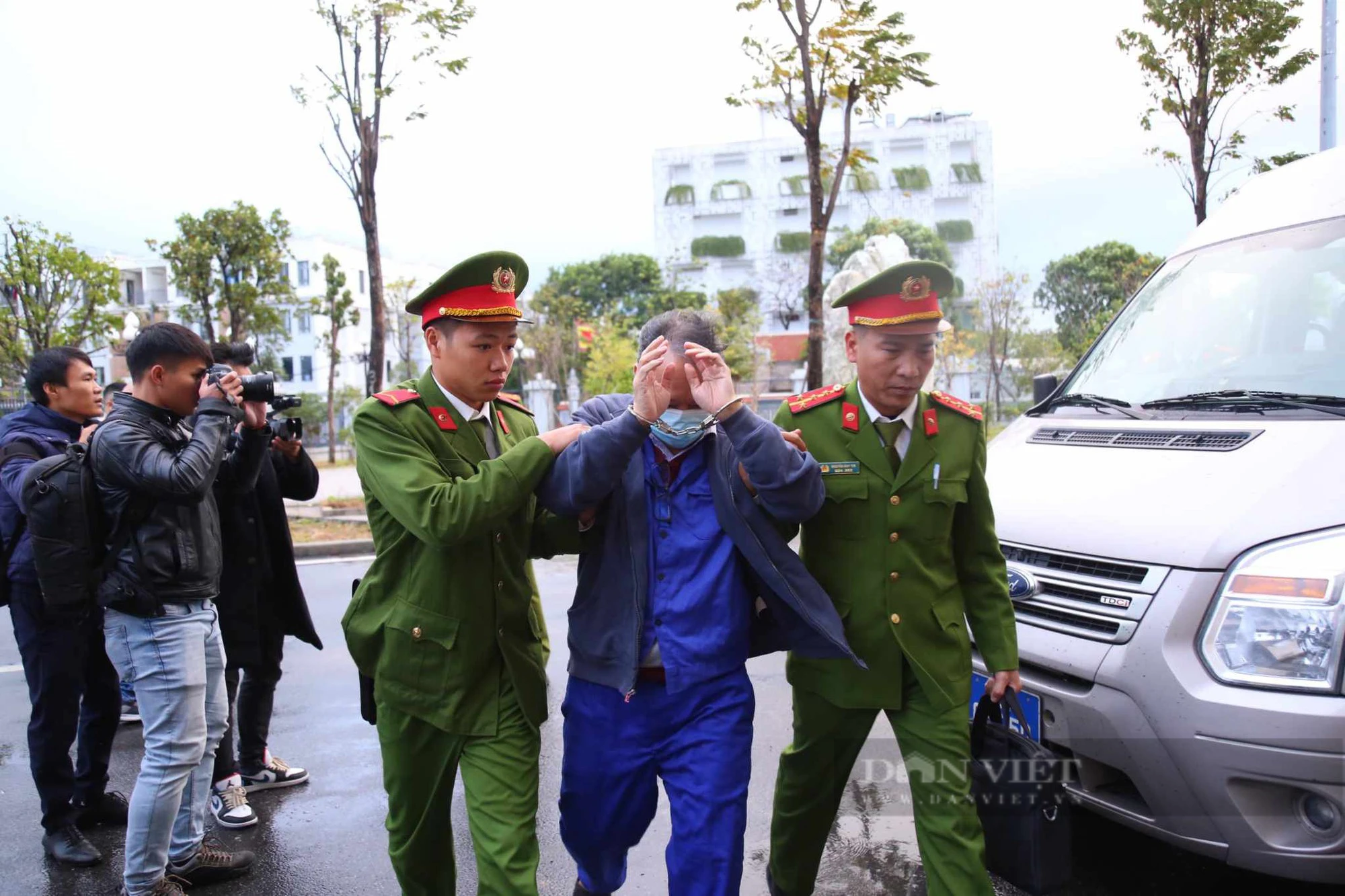 Xử vụ Việt Á: Cựu Bộ trưởng Y tế tóc bạc trắng, cựu Vụ trưởng giơ tay che mặt khi tới tòa- Ảnh 4.