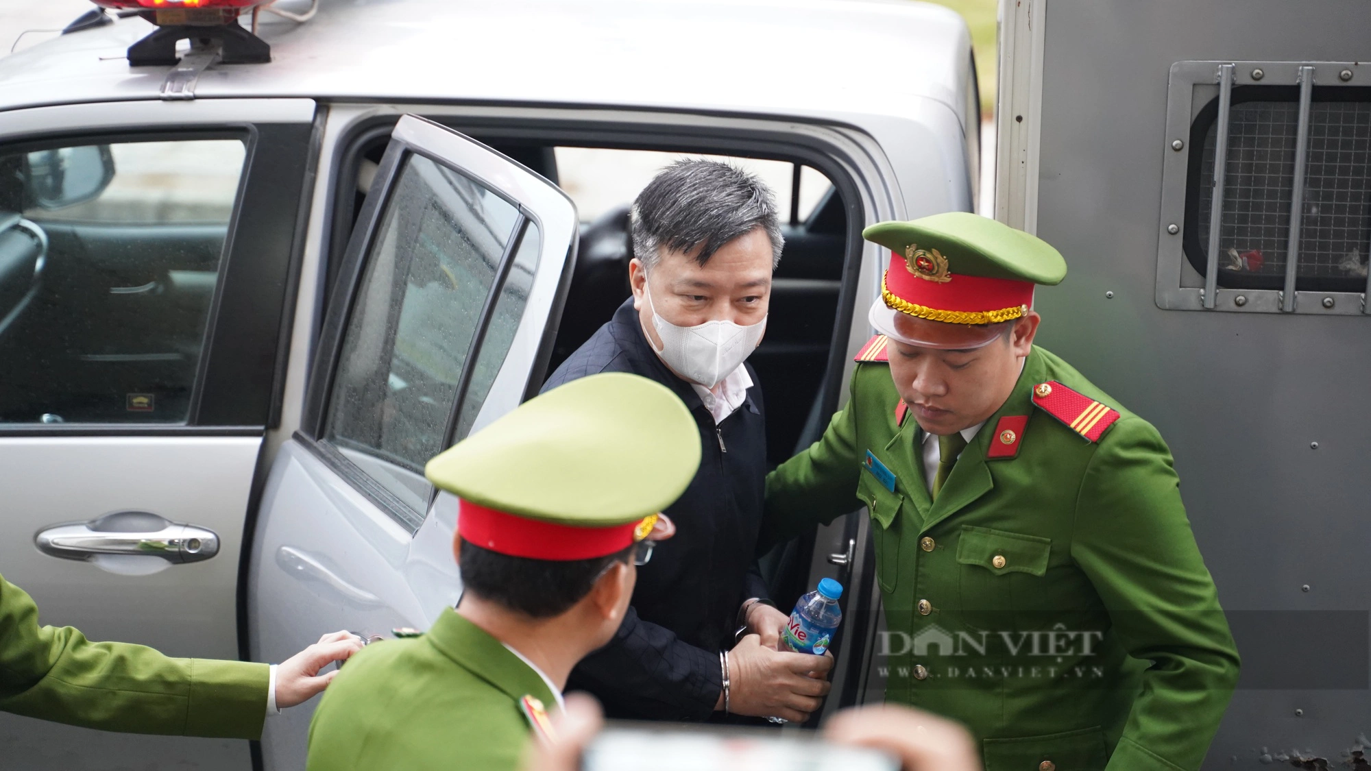 Xử vụ Việt Á: Cựu Bộ trưởng Y tế tóc bạc trắng, cựu Vụ trưởng giơ tay che mặt khi tới tòa- Ảnh 5.