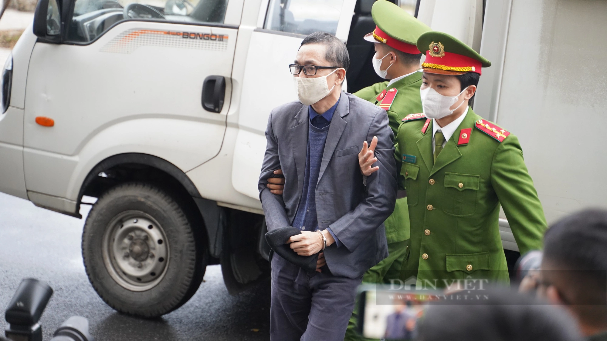 Xử vụ Việt Á: Cựu Bộ trưởng Y tế tóc bạc trắng, cựu Vụ trưởng giơ tay che mặt khi tới tòa- Ảnh 6.