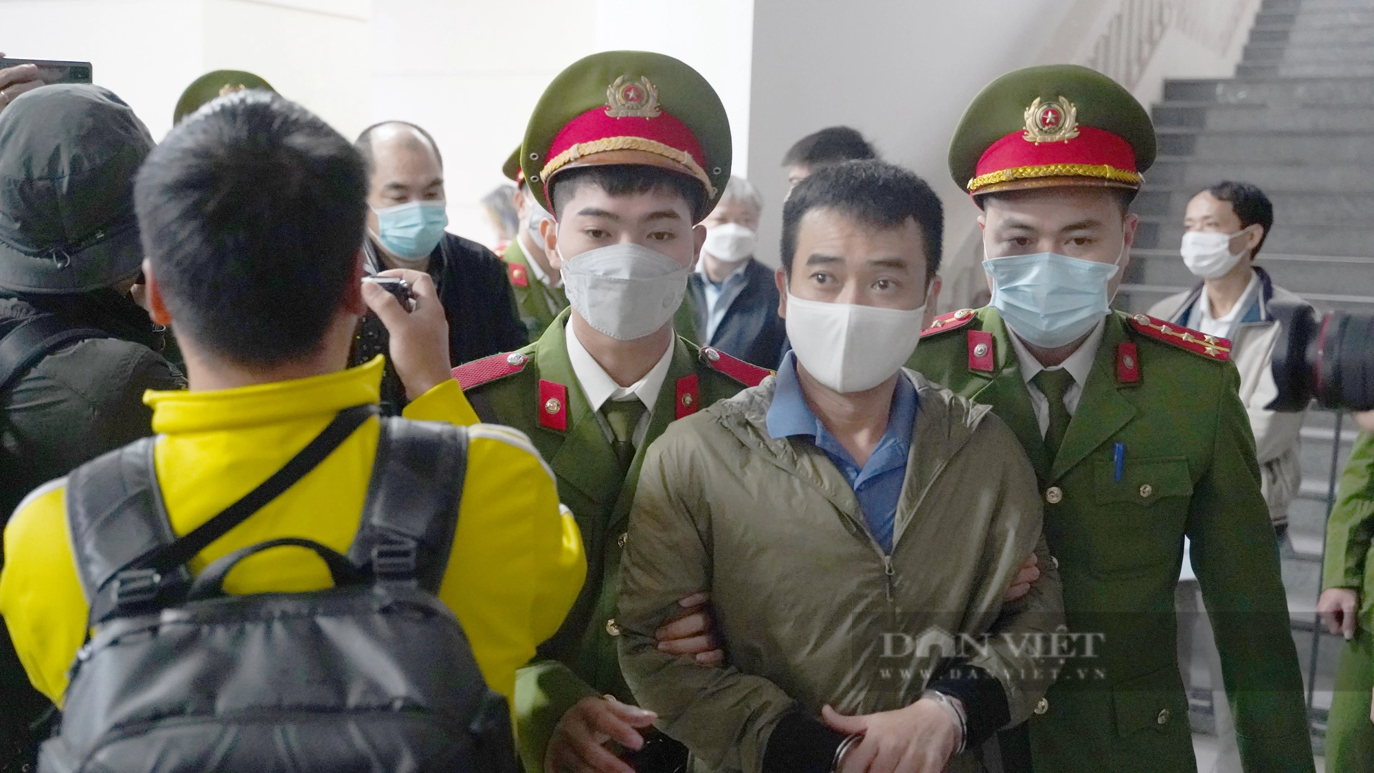Xử vụ Việt Á: Cựu Bộ trưởng Y tế tóc bạc trắng, cựu Vụ trưởng giơ tay che mặt khi tới tòa- Ảnh 7.