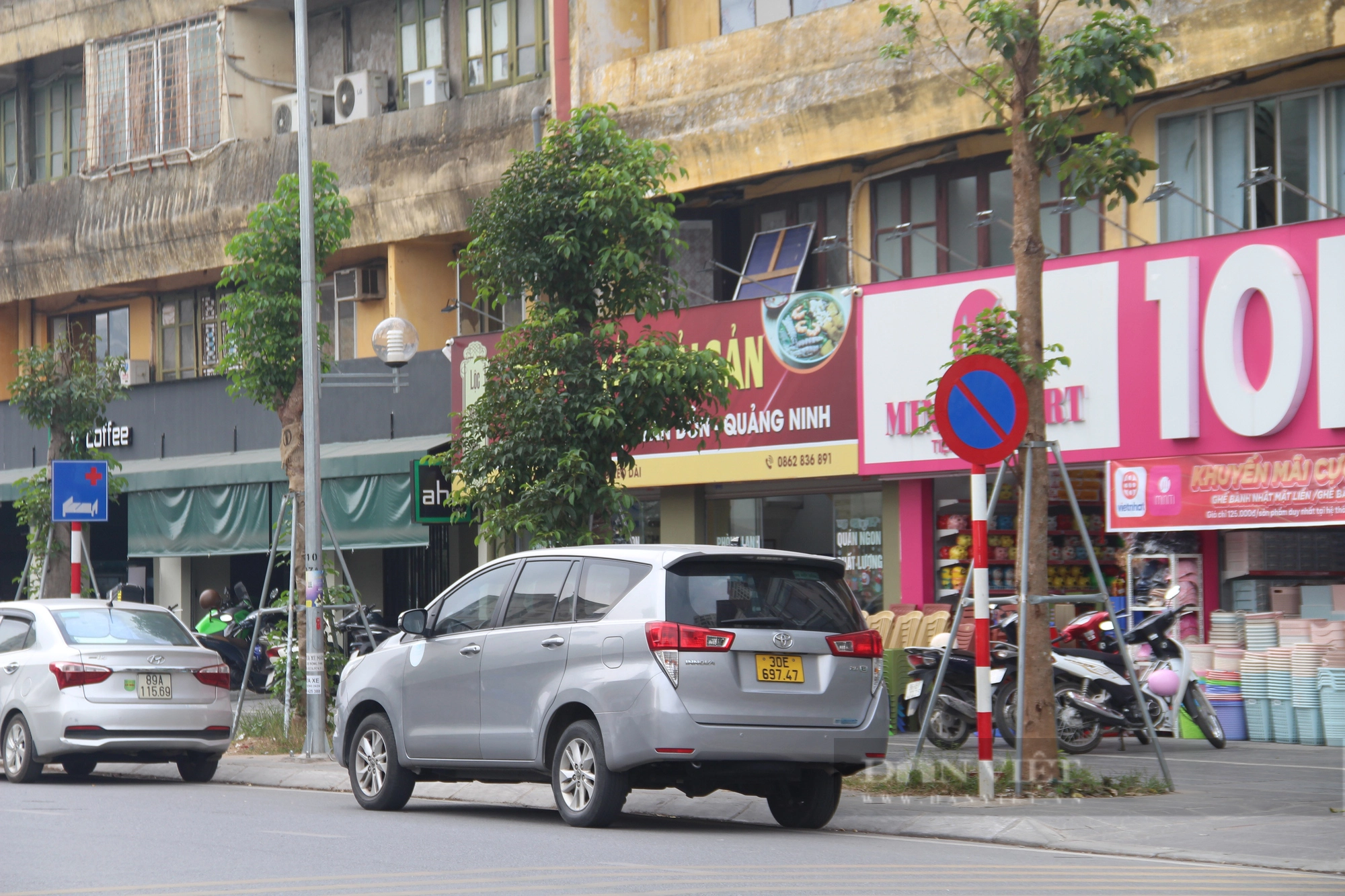 Hà Nội: Xe ô tô đỗ dưới lòng đường nghìn tỷ bất chấp biển cấm - Ảnh 3.