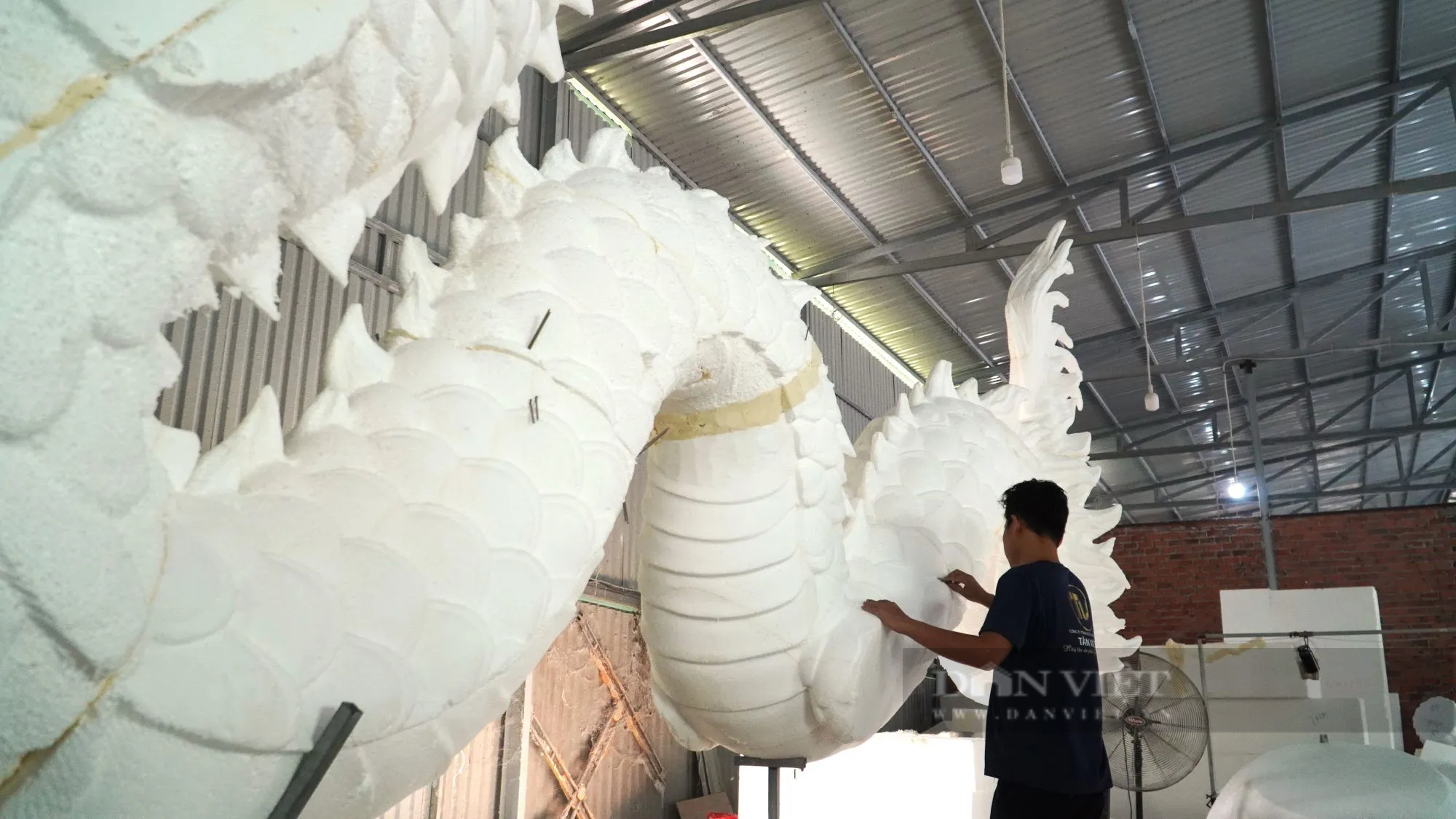 Khám phá xưởng sản xuất linh vật rồng đôi khổng lồ 10m phục vụ Tết nguyên đán 2024- Ảnh 2.