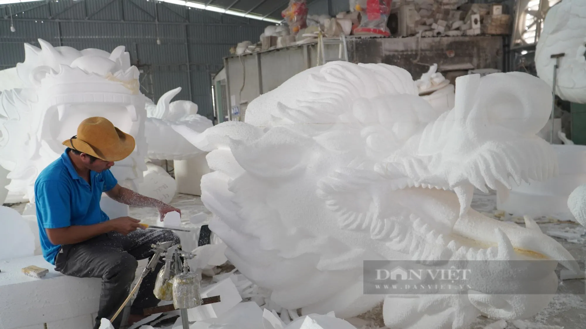 Khám phá xưởng sản xuất linh vật rồng đôi khổng lồ 10m phục vụ Tết nguyên đán 2024- Ảnh 4.