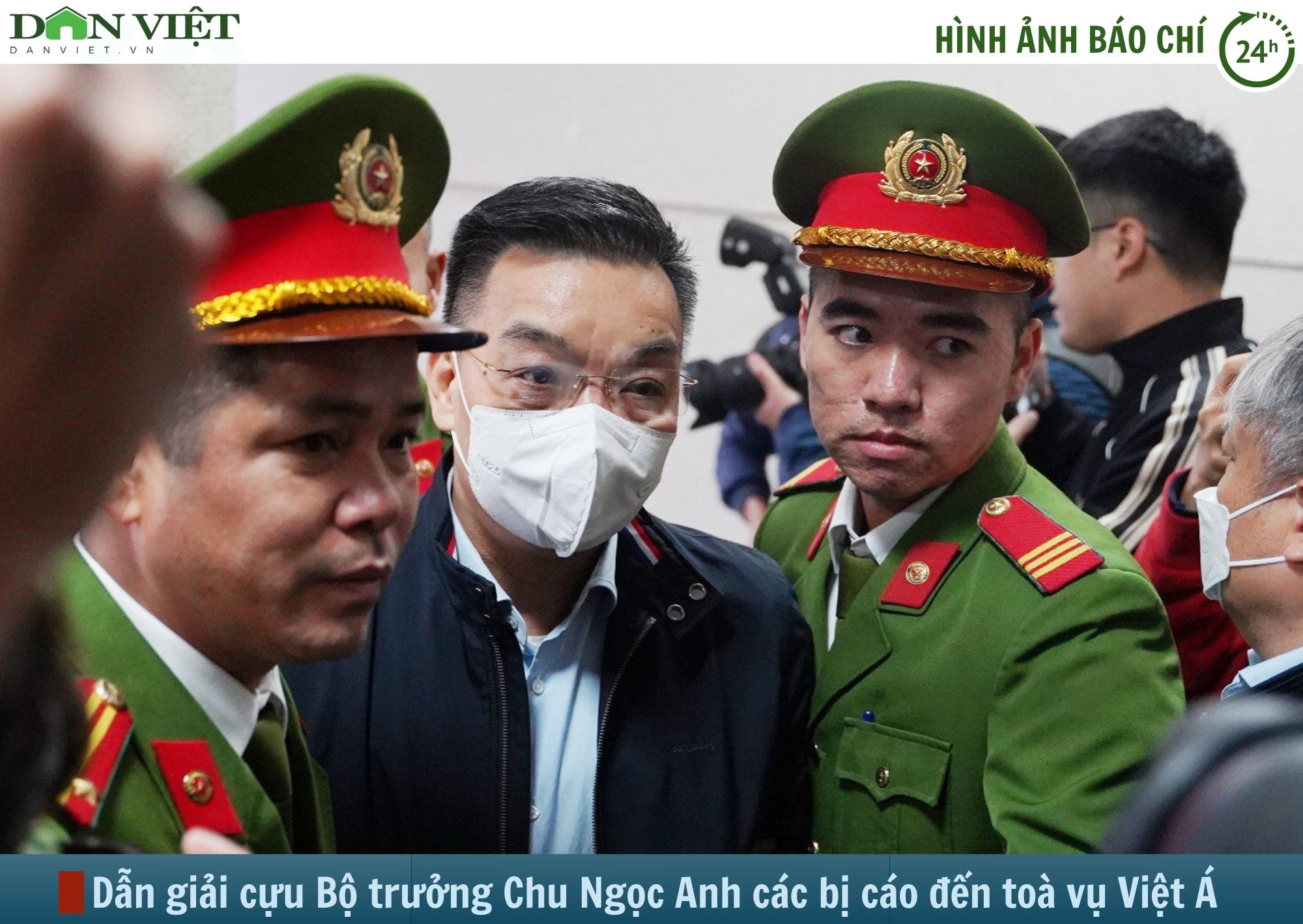 Hình ảnh báo chí 24h: Dẫn giải cựu Bộ trưởng Chu Ngọc Anh và các bị cáo đến tòa vụ Việt Á- Ảnh 1.