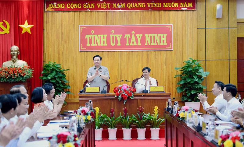 Chủ tịch Quốc hội Vương Đình Huệ làm việc với Ban Thường vụ Tỉnh ủy Tây Ninh. Ảnh Lâm Hiển