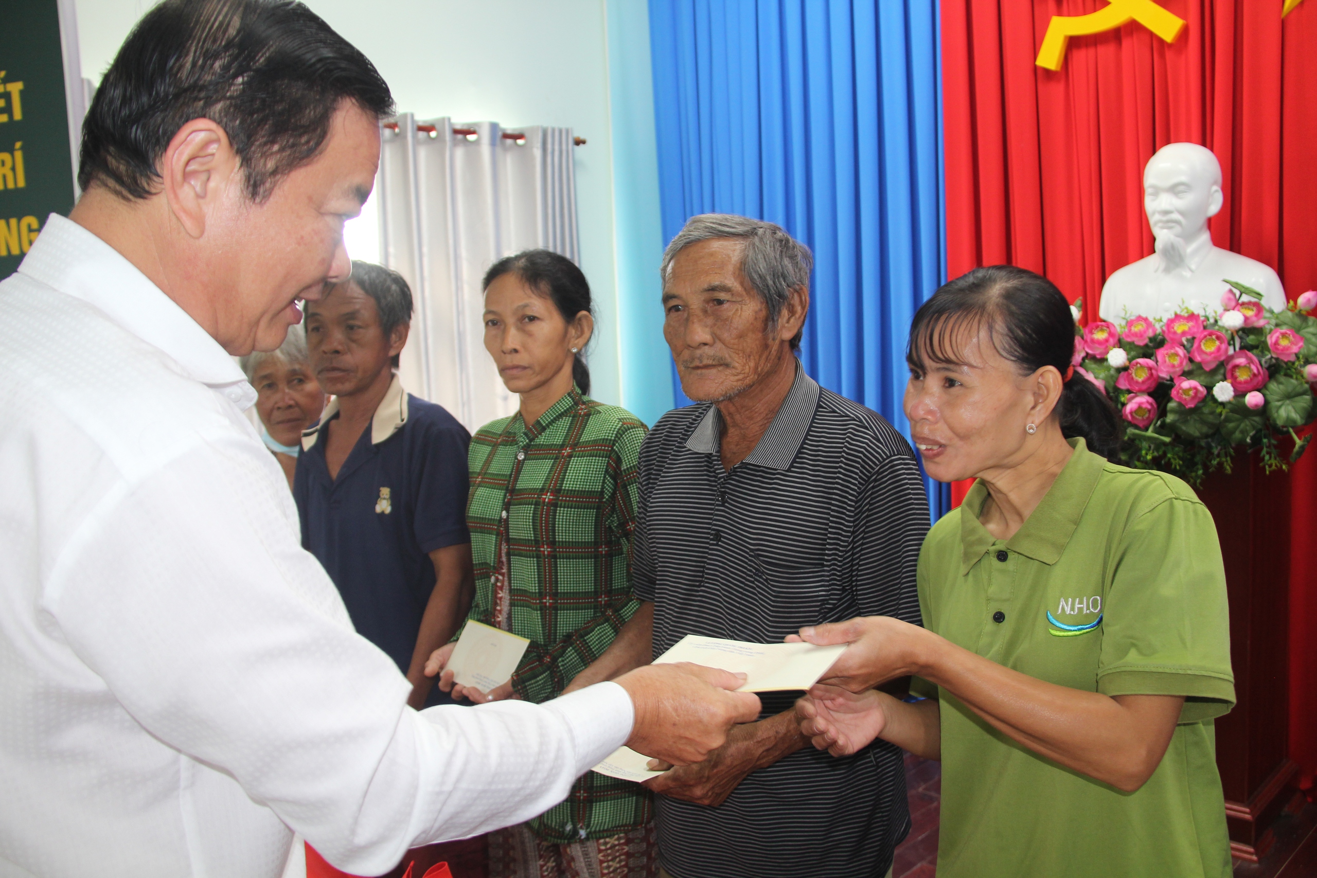 Chủ tịch Hội NDVN Lương Quốc Đoàn trao quà Tết cho người dân tại 4 địa phương của An Giang- Ảnh 5.