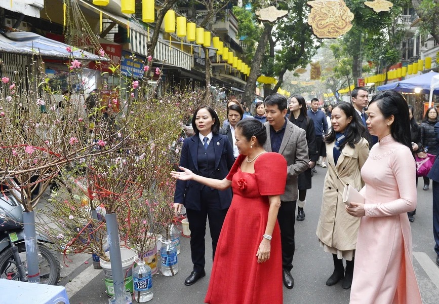 Phu nhân Chủ tịch nước và Phu nhân Tổng thống Philippines thăm chợ hoa Tết- Ảnh 2.