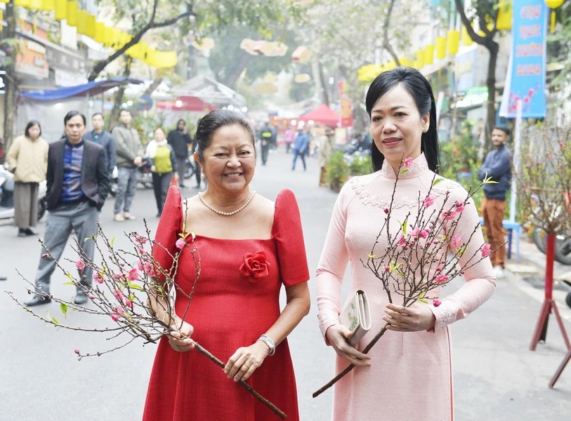 Phu nhân Chủ tịch nước và Phu nhân Tổng thống Philippines thăm chợ hoa Tết- Ảnh 3.