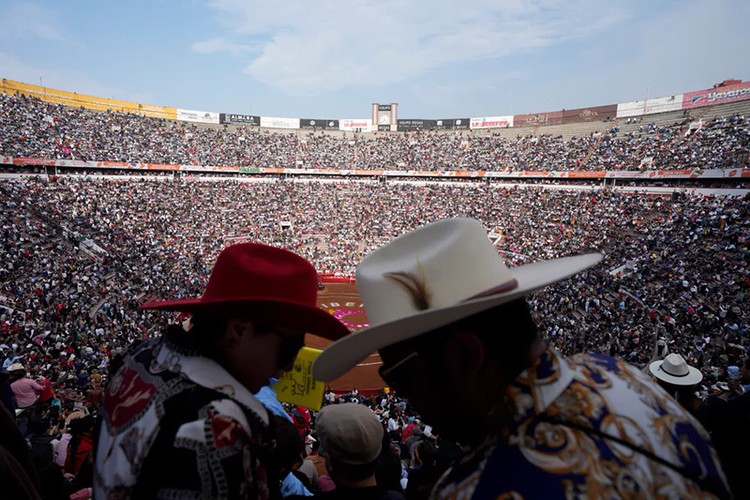 Đấu bò lớn nhất thế giới ở Mexico vẫn diễn ra, thu hút hàng vạn khán giả dù bị phản đối mạnh mẽ- Ảnh 3.