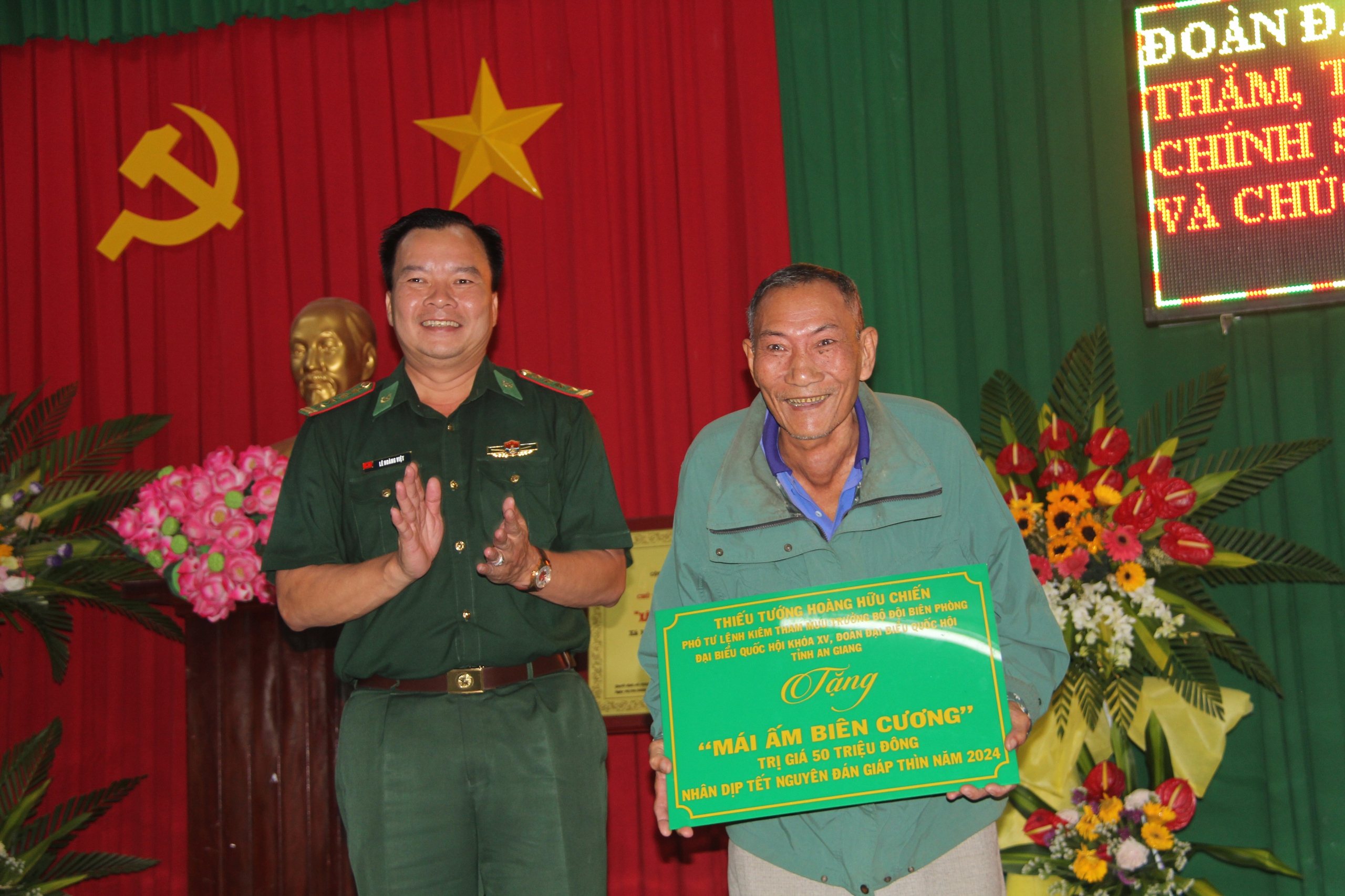 Chủ tịch Hội NDVN Lương Quốc Đoàn trao quà Tết cho người dân tại 4 địa phương của An Giang- Ảnh 3.