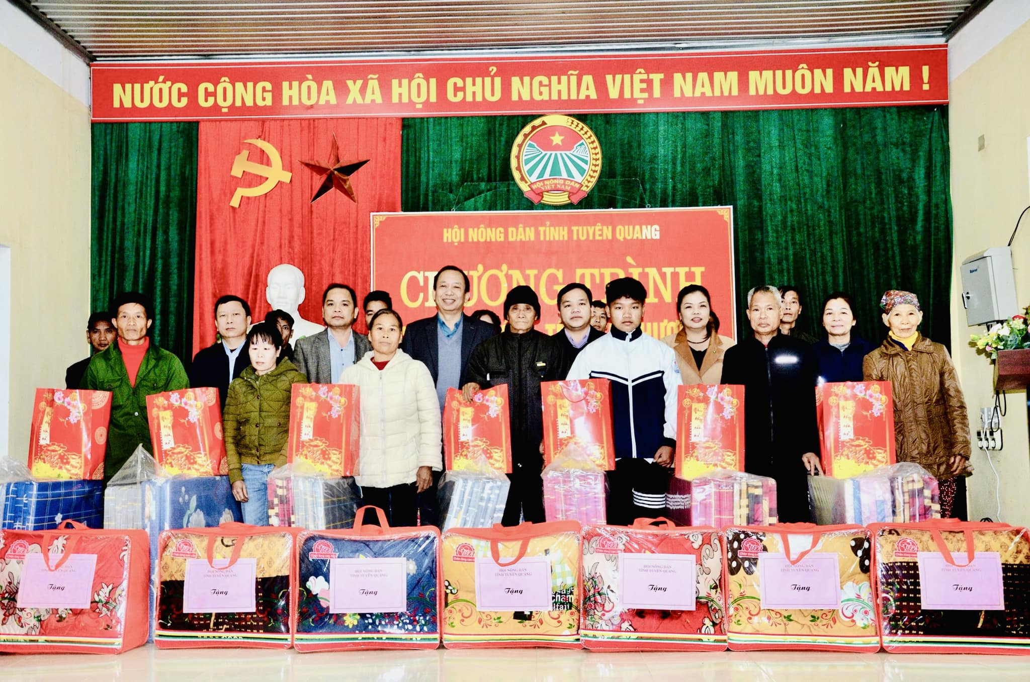 Tuyên Quang: Hàng trăm suất quà Tết được trao tặng đến hội viên, nông dân nghèo- Ảnh 1.