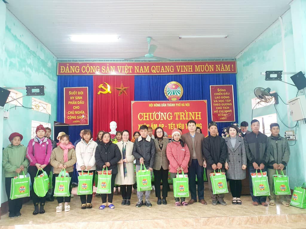 Tuyên Quang: Hàng trăm suất quà Tết được trao tặng đến hội viên, nông dân nghèo- Ảnh 3.