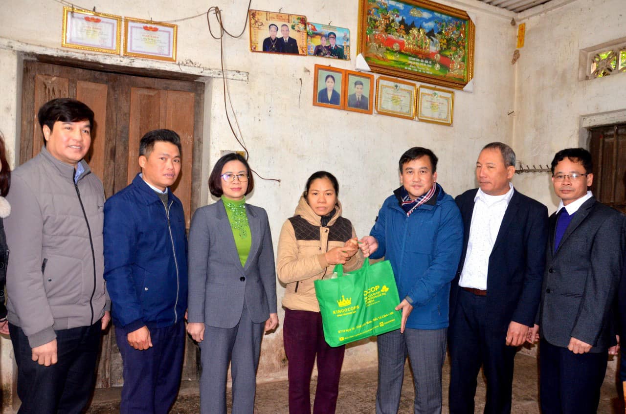 Tuyên Quang: Hàng trăm suất quà Tết được trao tặng đến hội viên, nông dân nghèo- Ảnh 2.