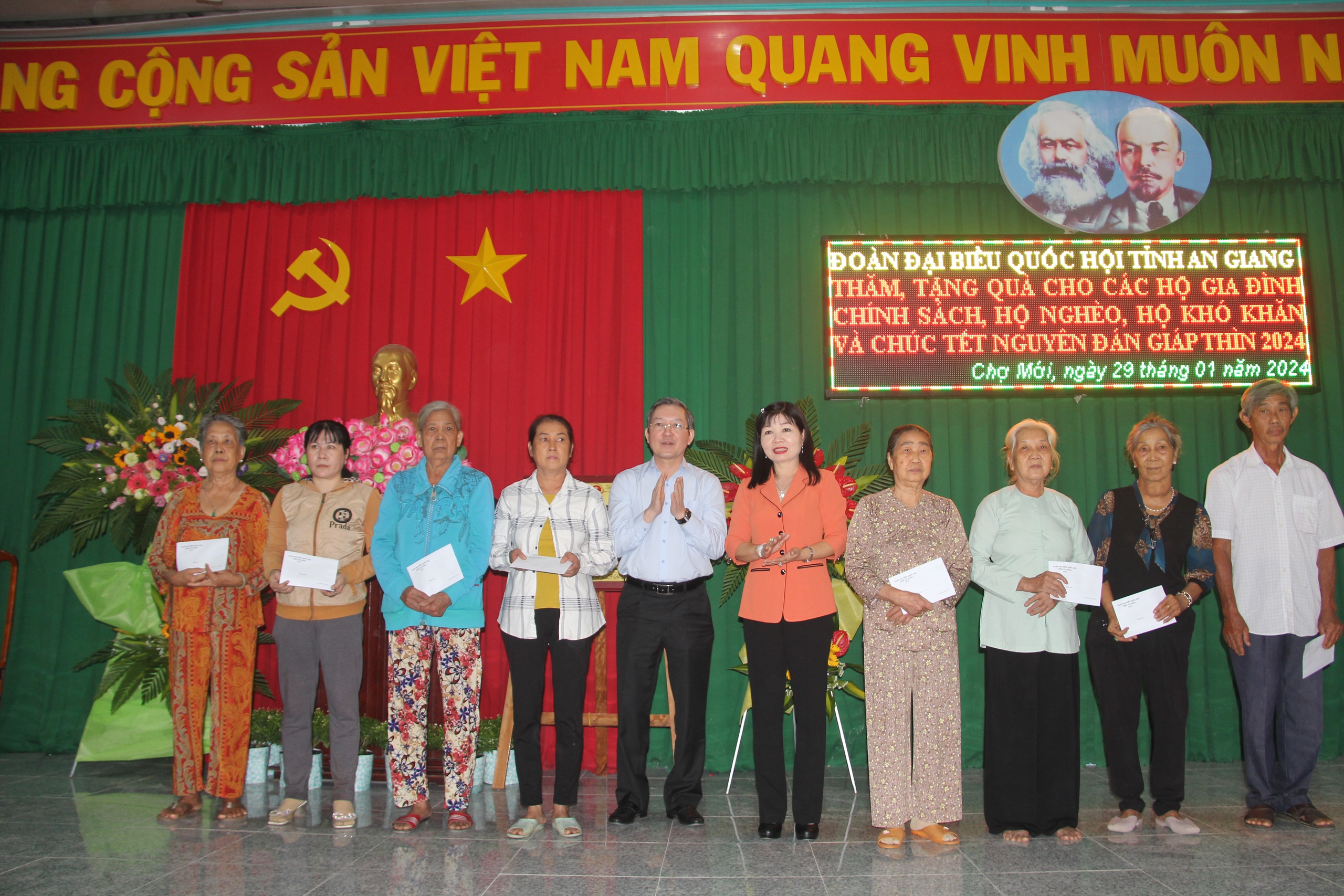 Chủ tịch Hội NDVN Lương Quốc Đoàn trao quà Tết cho người dân tại 4 địa phương của An Giang- Ảnh 2.