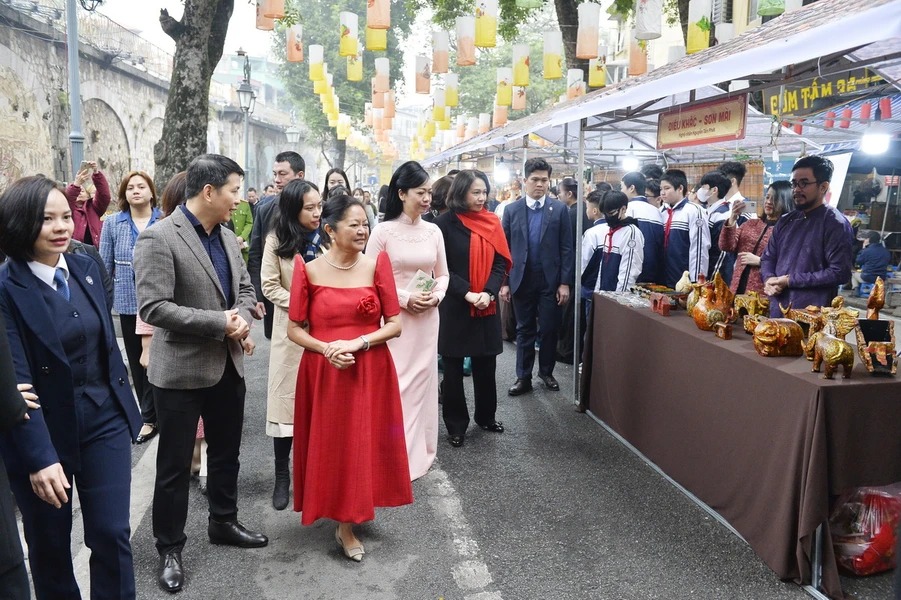 Phu nhân Chủ tịch nước và Phu nhân Tổng thống Philippines thăm chợ hoa Tết- Ảnh 7.