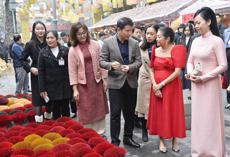 Phu nhân Chủ tịch nước và Phu nhân Tổng thống Philippines thăm chợ hoa Tết- Ảnh 8.