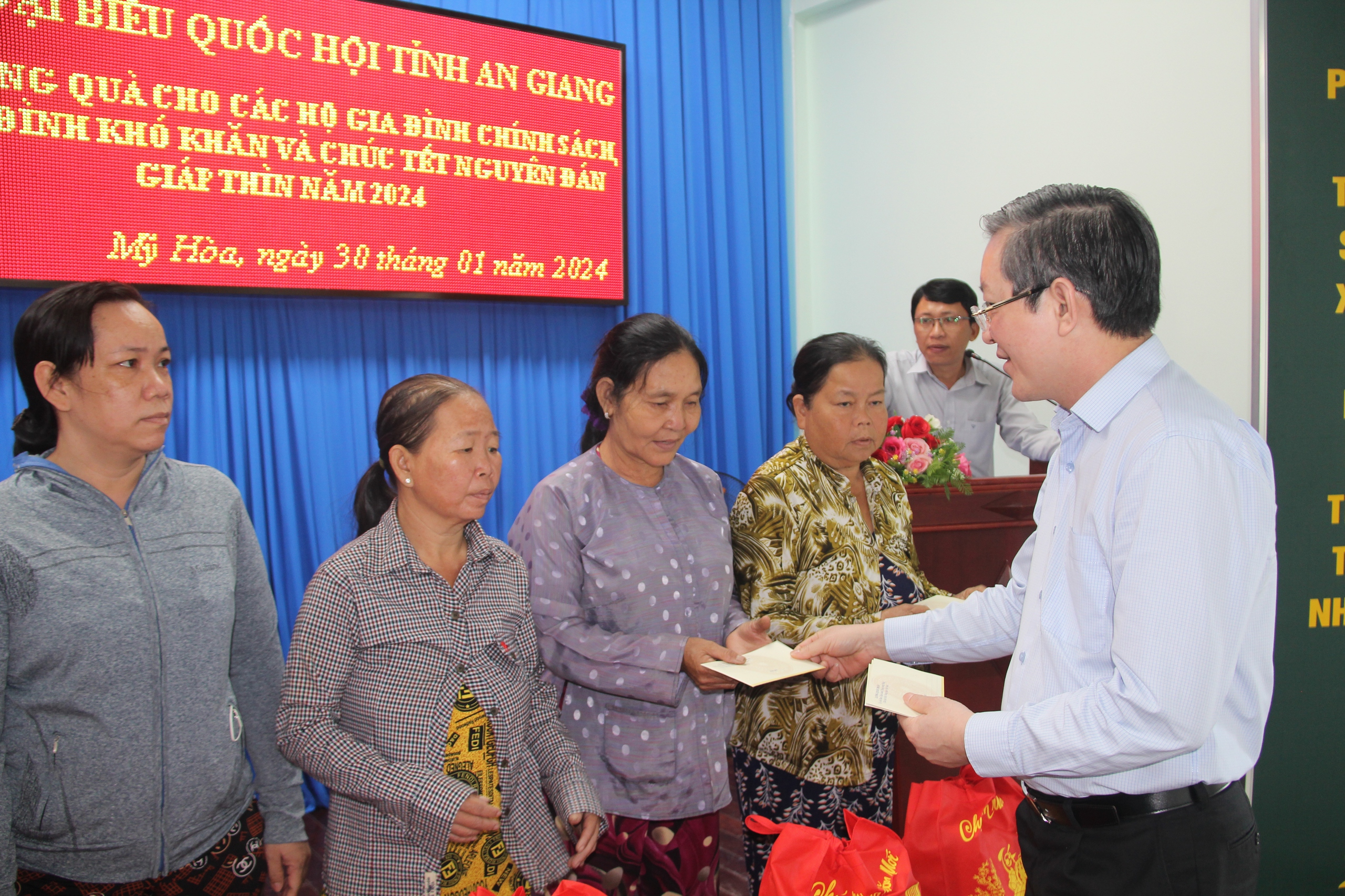 Chủ tịch Hội NDVN Lương Quốc Đoàn trao quà Tết cho người dân tại 4 địa phương của An Giang- Ảnh 8.