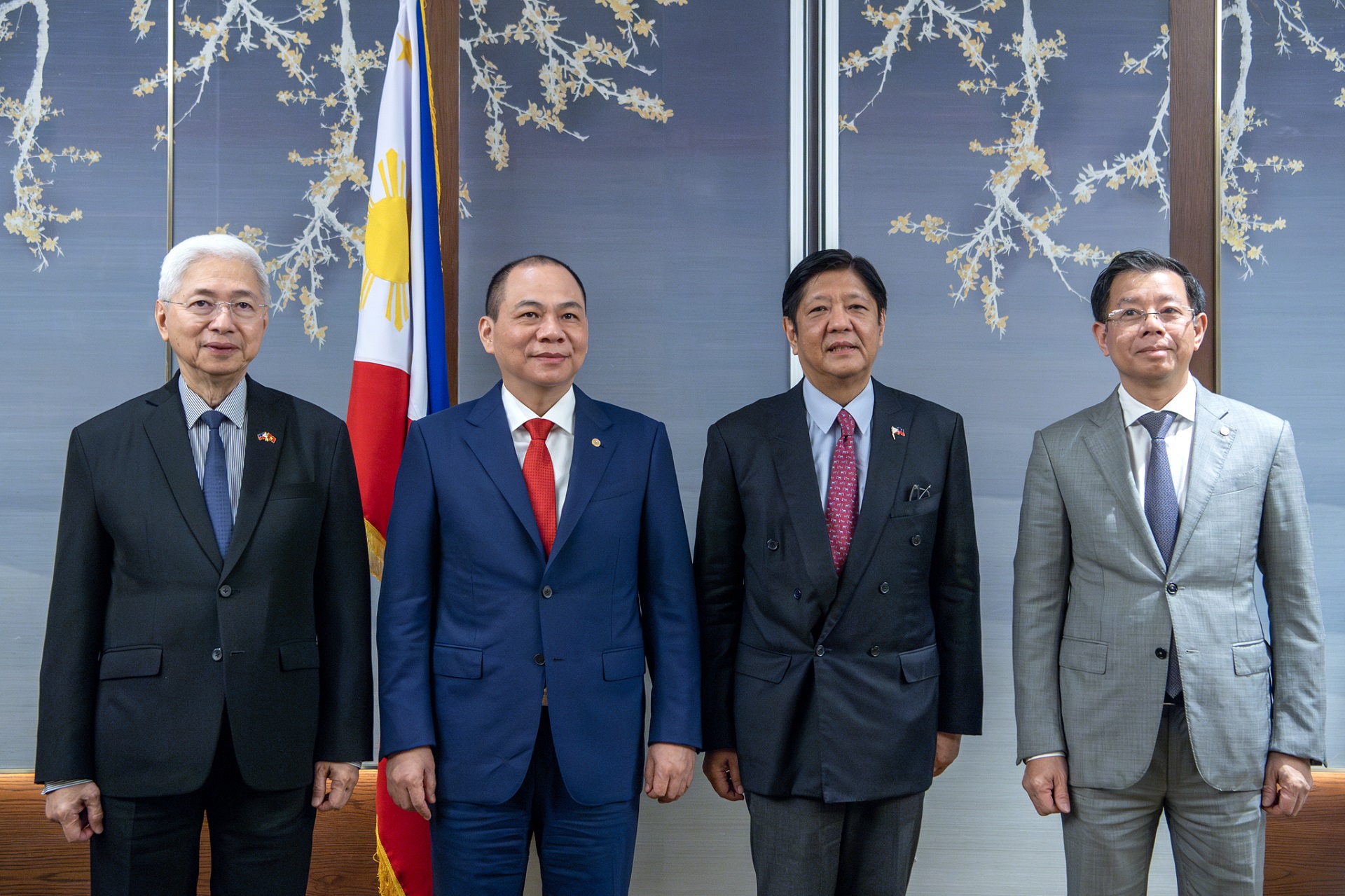Tổng thống Philippines và Chủ tịch Vingroup Phạm Nhật Vượng (giữa) trong buổi gặp riêng tại Hà Nội chiều 29/01/2024.