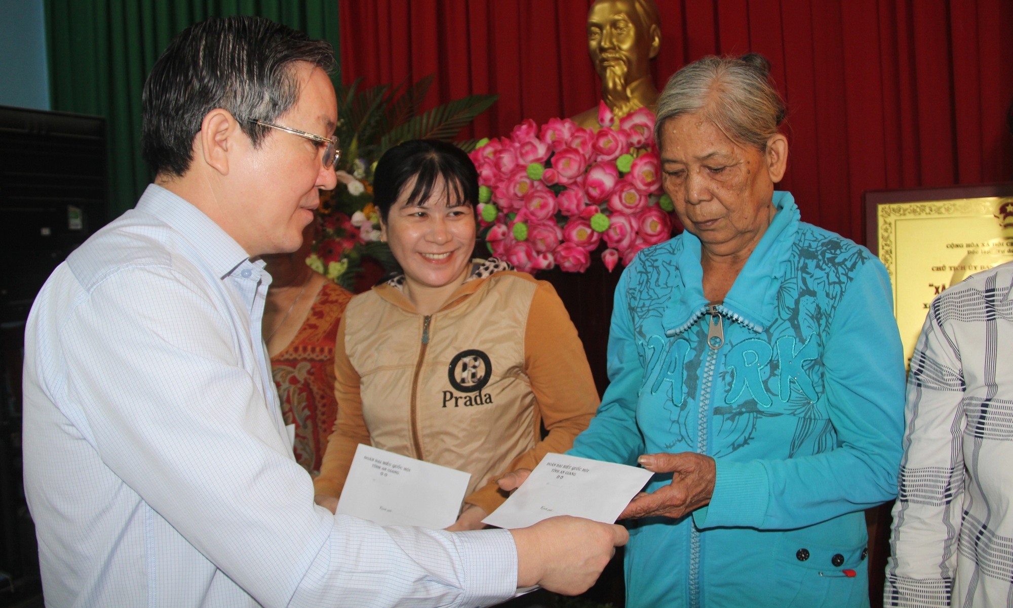 Chủ tịch Hội NDVN Lương Quốc Đoàn trao quà Tết cho người dân tại 4 địa phương của An Giang- Ảnh 1.