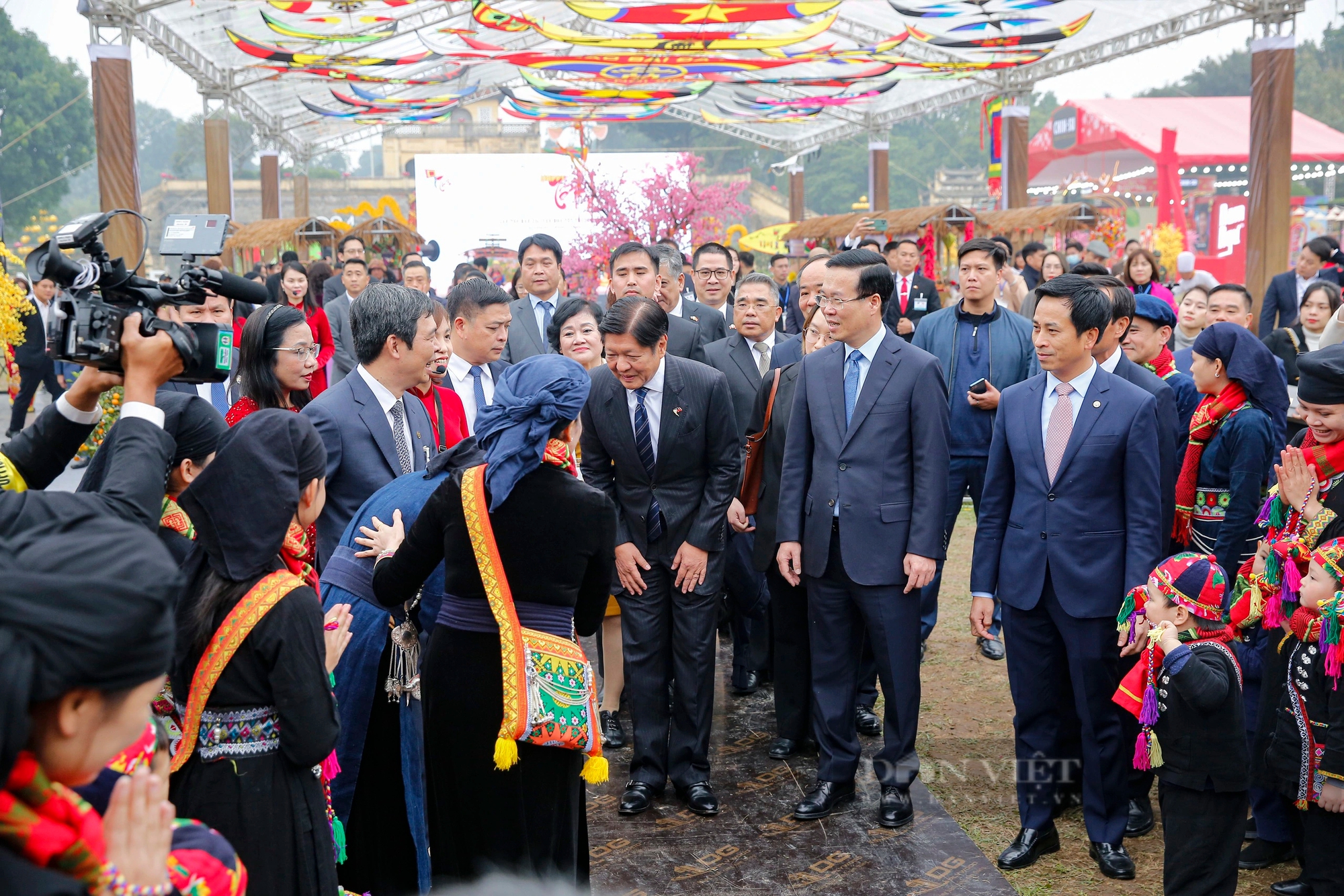 Chủ tịch nước Võ Văn Thưởng cùng Tổng thống Philippines tham quan Hoàng thành Thăng Long- Ảnh 2.
