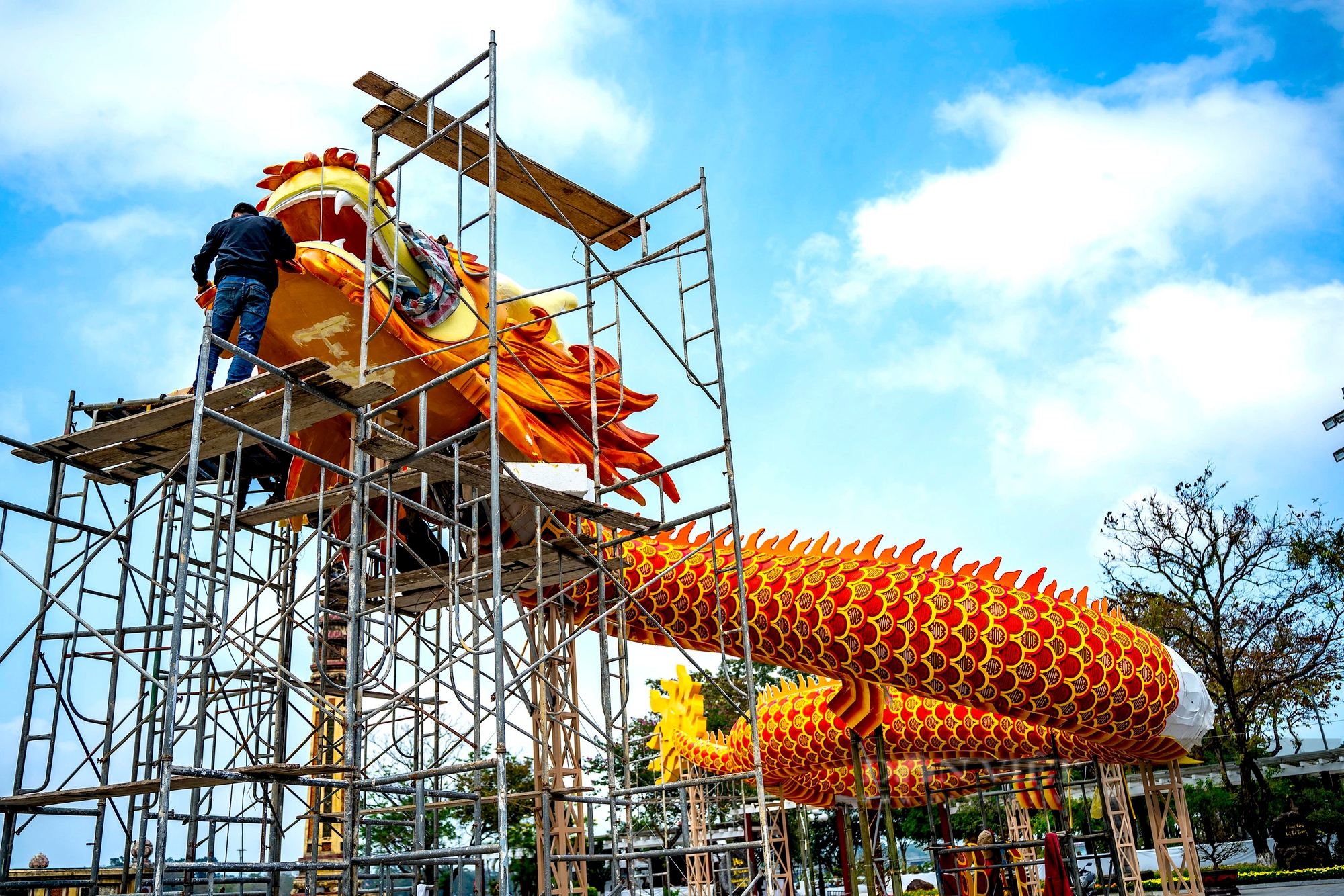 Linh vật "rồng chầu mặt nguyệt" ở Huế dài 30m lấy ý tưởng từ thời nhà Nguyễn chào xuân Giáp Thìn 2024- Ảnh 7.