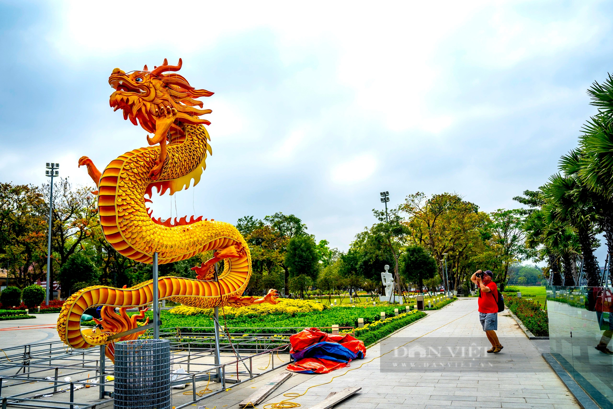 Linh vật "rồng chầu mặt nguyệt" ở Huế dài 30m lấy ý tưởng từ thời nhà Nguyễn chào xuân Giáp Thìn 2024- Ảnh 9.