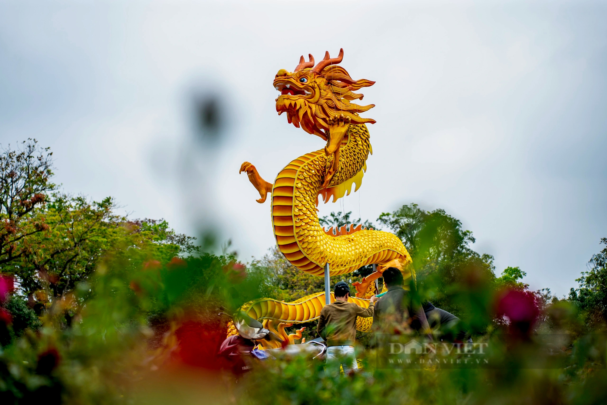 Linh vật "rồng chầu mặt nguyệt" ở Huế dài 30m lấy ý tưởng từ thời nhà Nguyễn chào xuân Giáp Thìn 2024- Ảnh 10.
