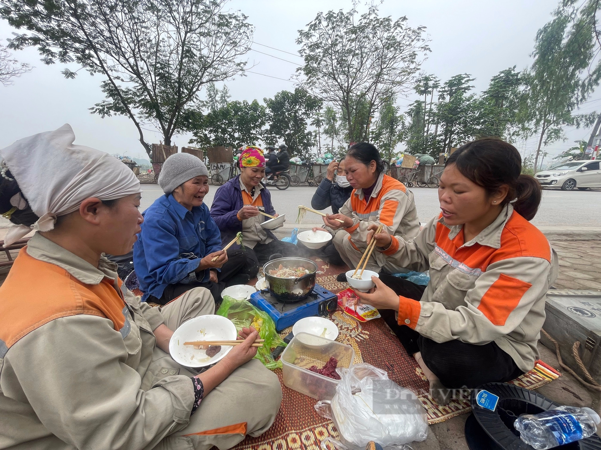 "Bữa tiệc" tất niên giản dị bên lề đường của những nữ lao công Hà Nội- Ảnh 1.