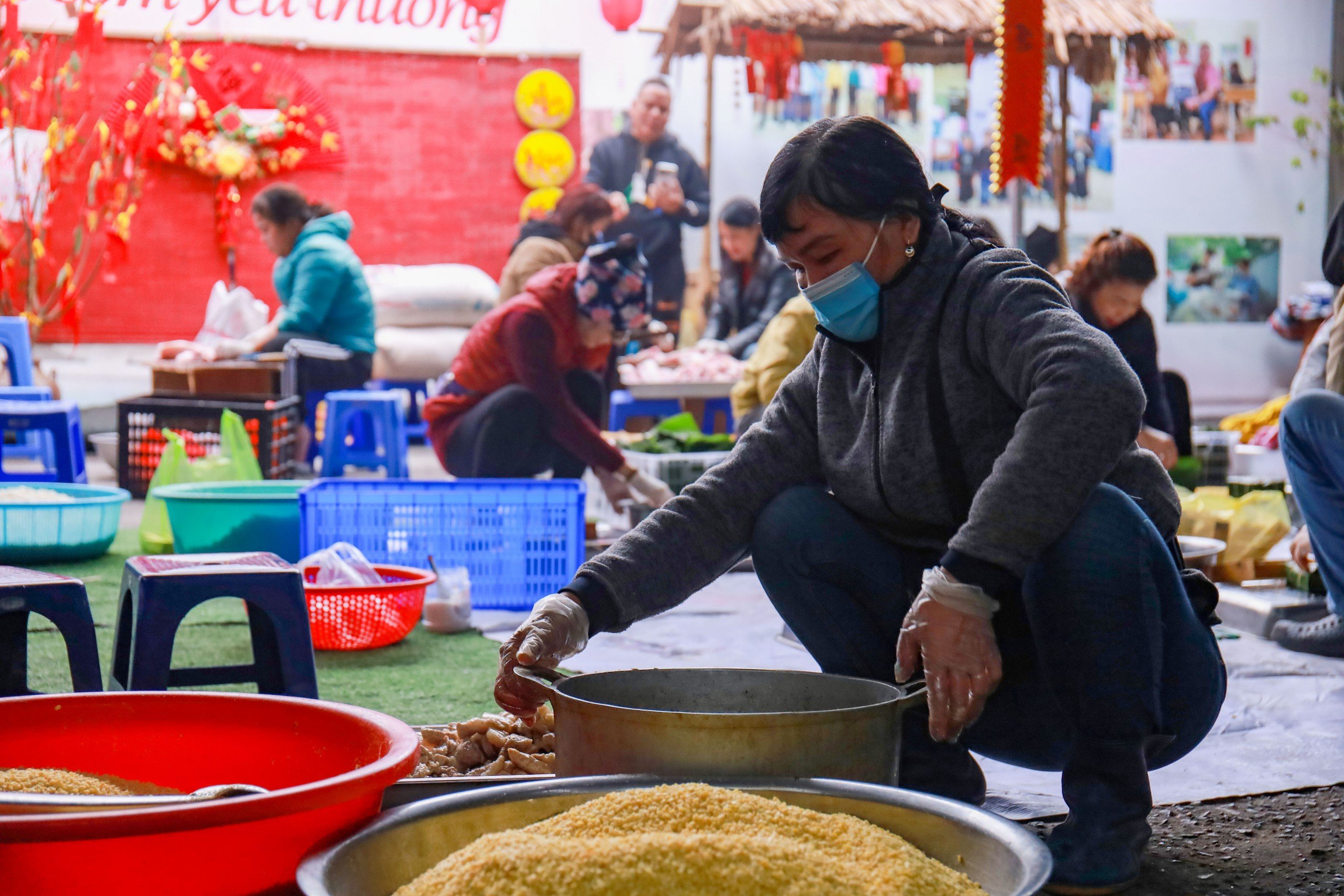 Đoàn Thu Thủy Á hậu 4 Hoa hậu Toàn cầu “so tài” cùng người dân gói hàng nghìn chiếc bánh chưng tặng bệnh nhân nghèo- Ảnh 6.