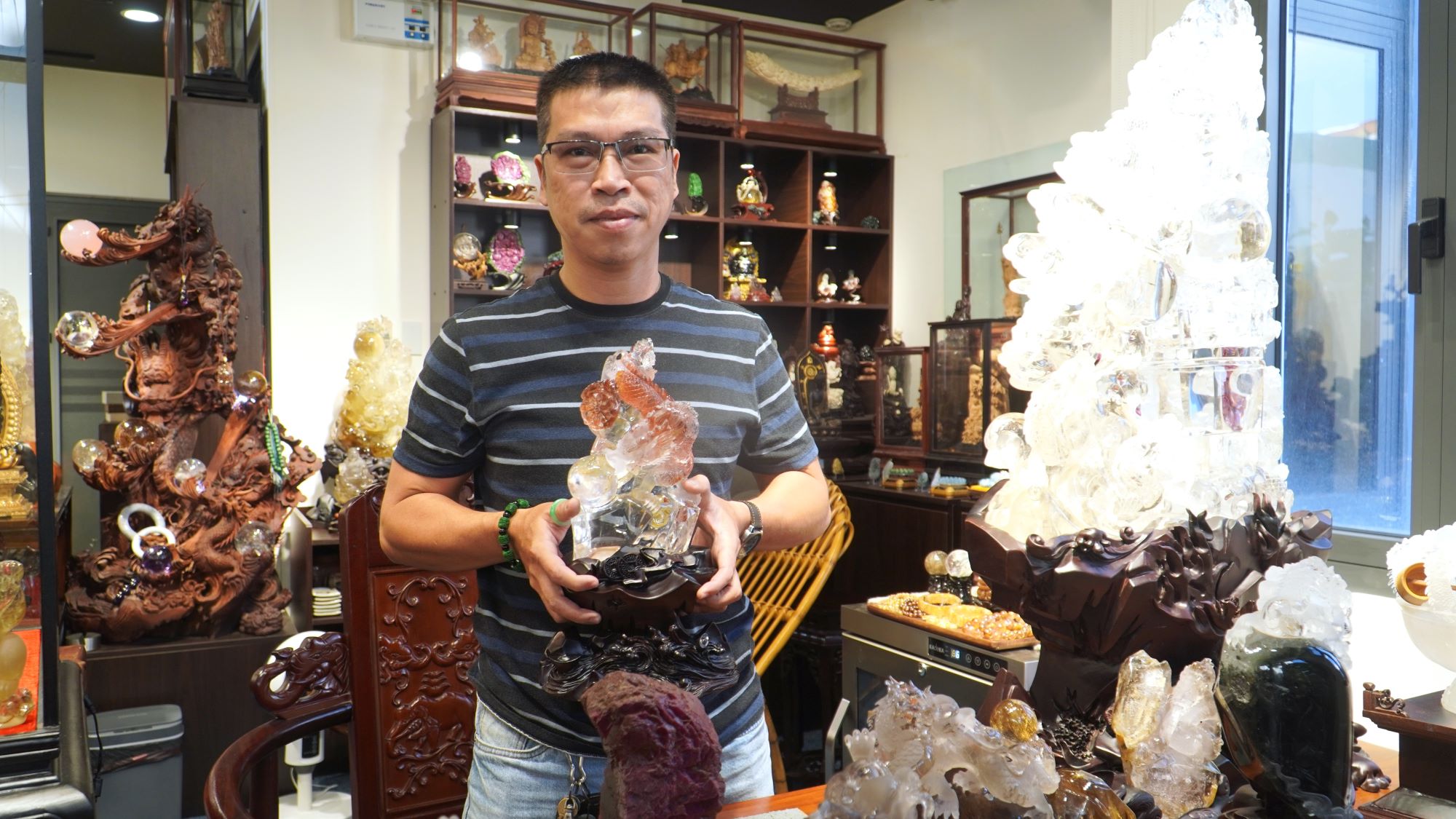 Mãn nhãn với bộ sưu tập tượng rồng bằng đá thạch anh ở Sài Gòn- Ảnh 1.