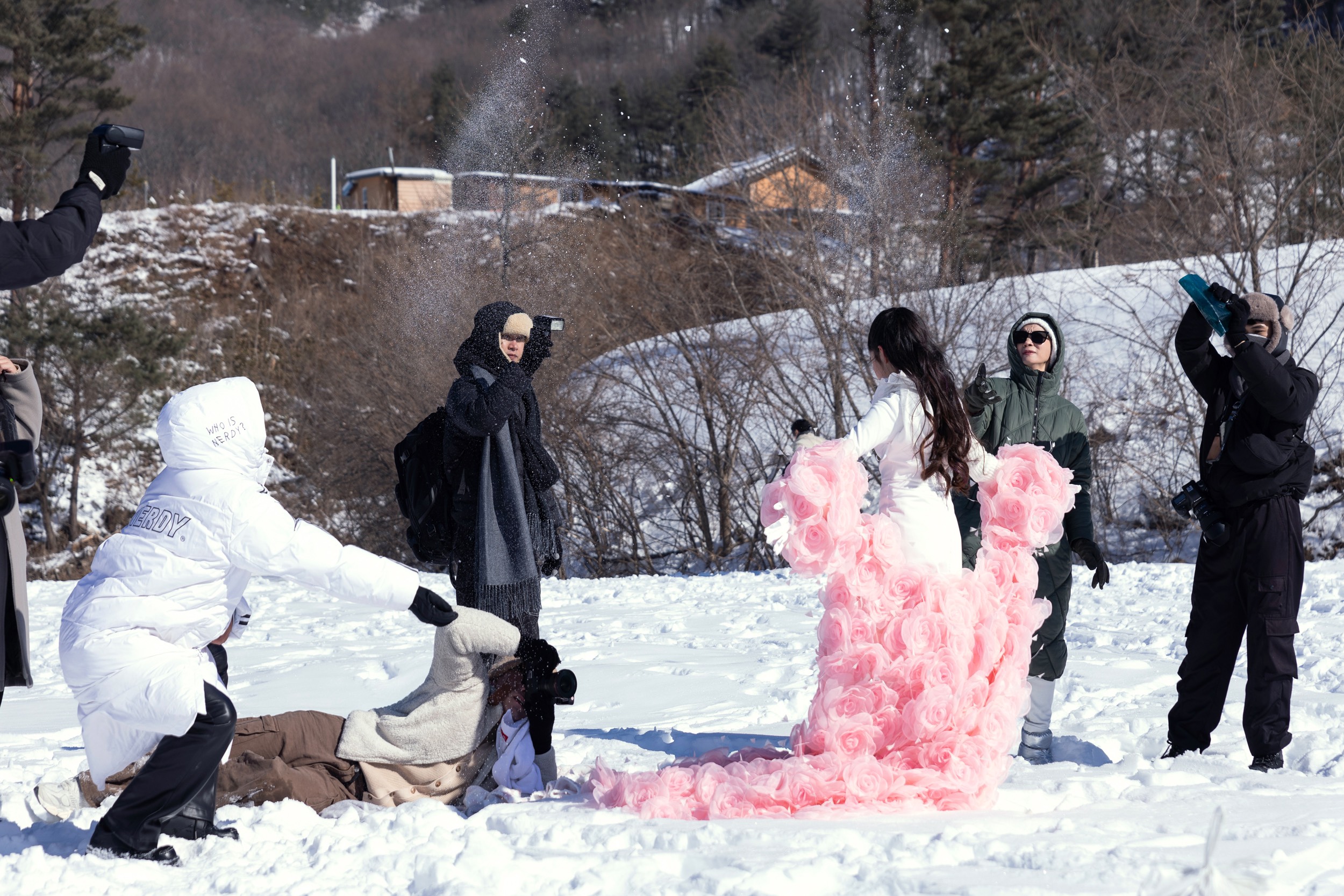 Xuân Lan cùng dàn người mẫu sải bước catwalk trên nền tuyết trắng- Ảnh 4.