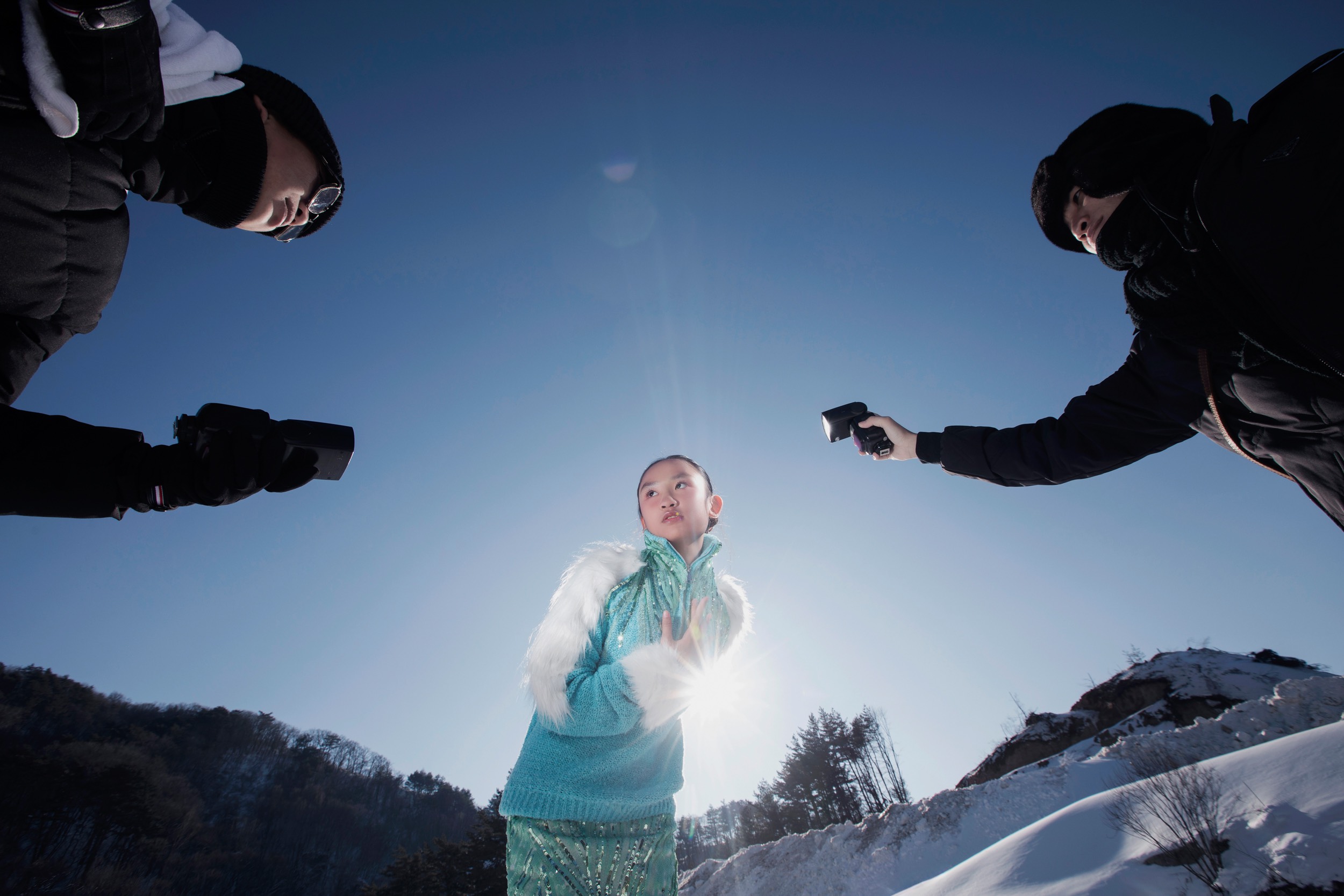Xuân Lan cùng dàn người mẫu sải bước catwalk trên nền tuyết trắng- Ảnh 2.