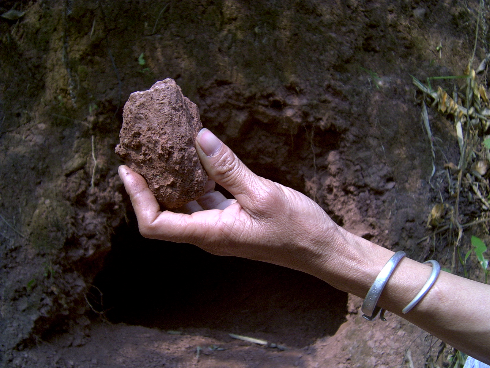 Digging the ground and eating it like candy... strange story in many rural areas - Photo 2.