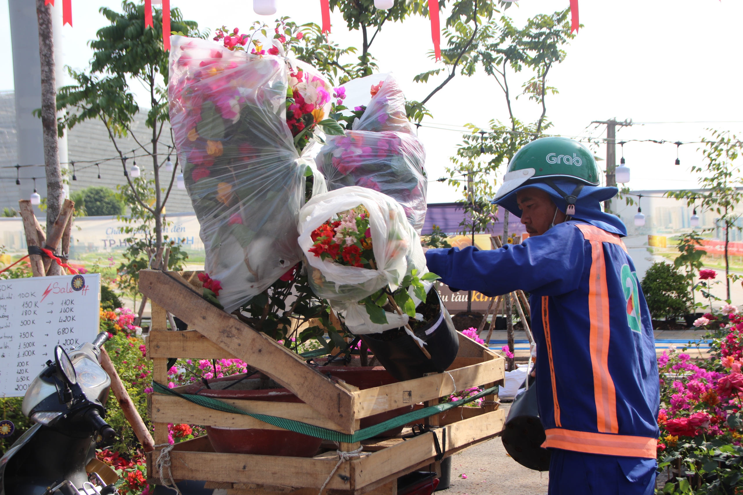 Công viên bờ sông Sài Gòn rực rỡ, các gian hàng chợ hoa Tết nối tiếp nhau khoe sắc- Ảnh 8.