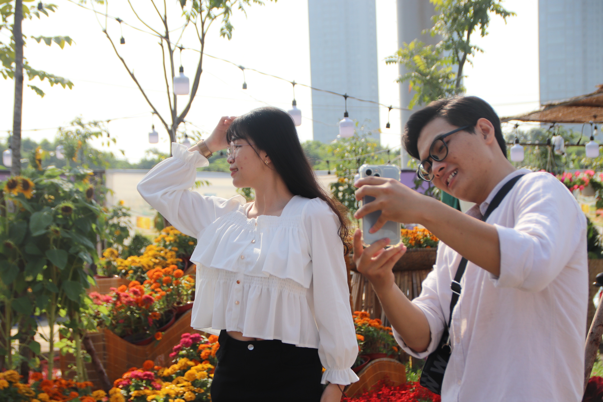 Công viên bờ sông Sài Gòn rực rỡ, các gian hàng chợ hoa Tết nối tiếp nhau khoe sắc- Ảnh 4.