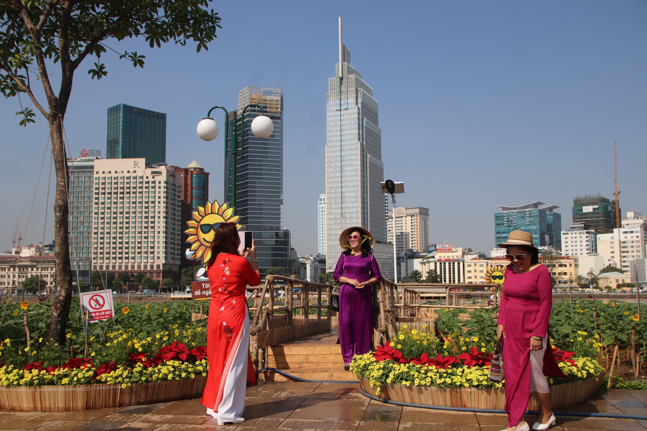 Công viên bờ sông Sài Gòn rực rỡ, các gian hàng chợ hoa Tết nối tiếp nhau khoe sắc- Ảnh 3.