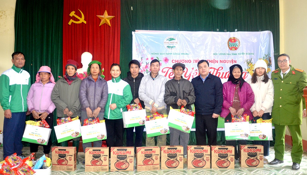 Tuyên Quang: Hàng trăm suất quà Tết được trao tặng đến hội viên, nông dân nghèo- Ảnh 4.
