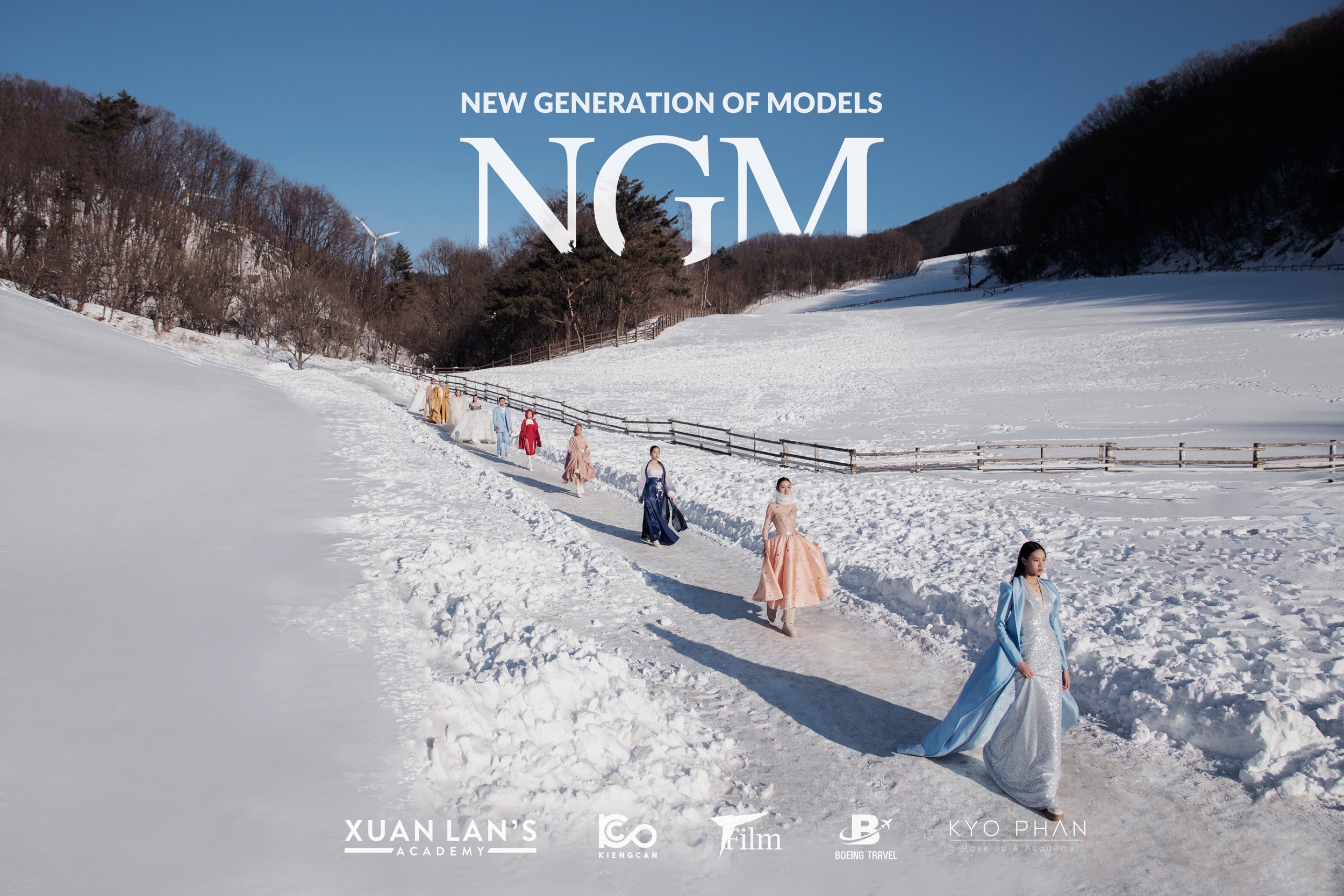 Xuân Lan cùng dàn người mẫu sải bước catwalk trên nền tuyết trắng- Ảnh 1.