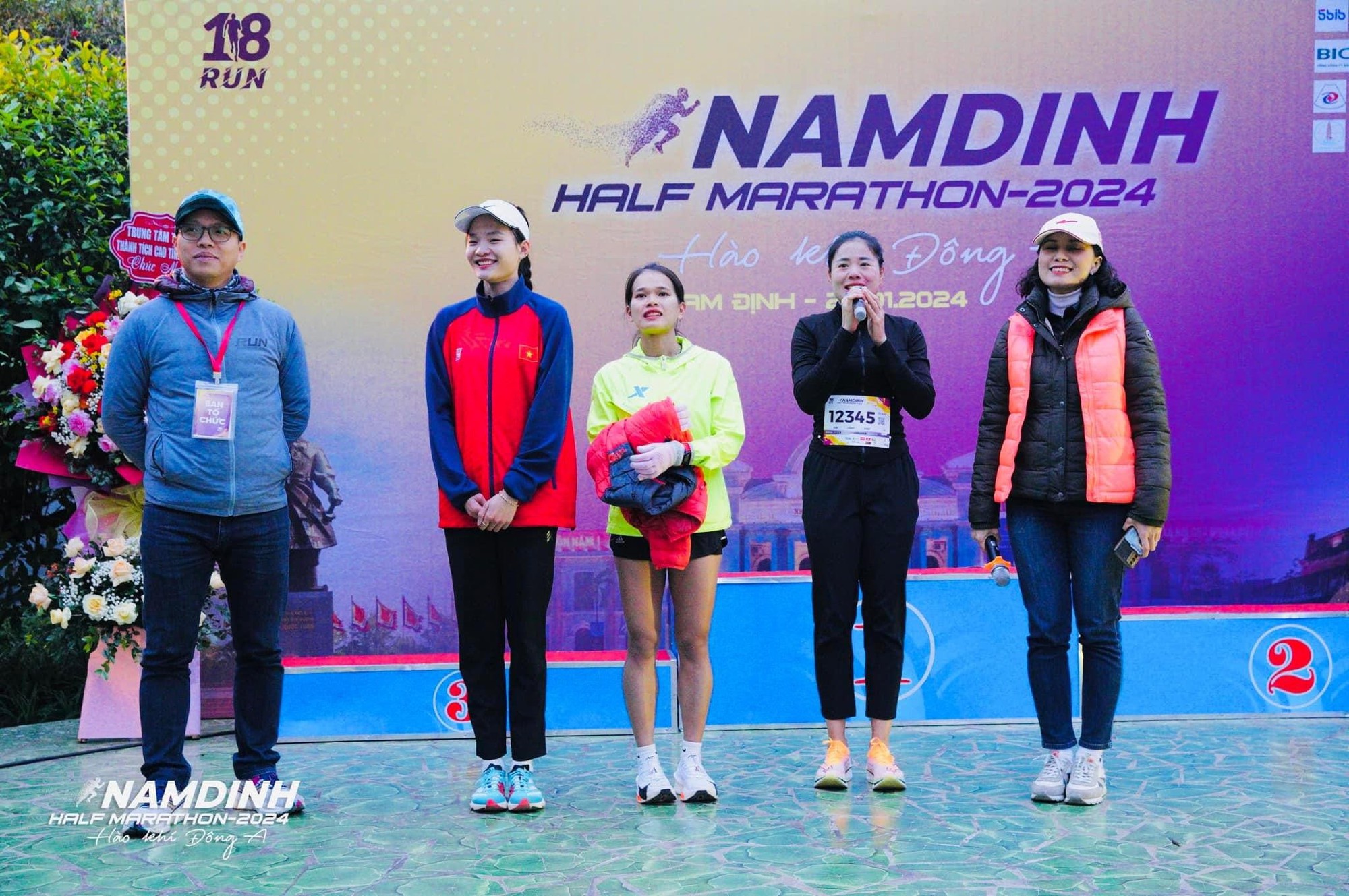 "Cô gái vàng" Nguyễn Thị Huyền giã từ đường chạy 400m, nhắm đích đến bất ngờ!- Ảnh 3.