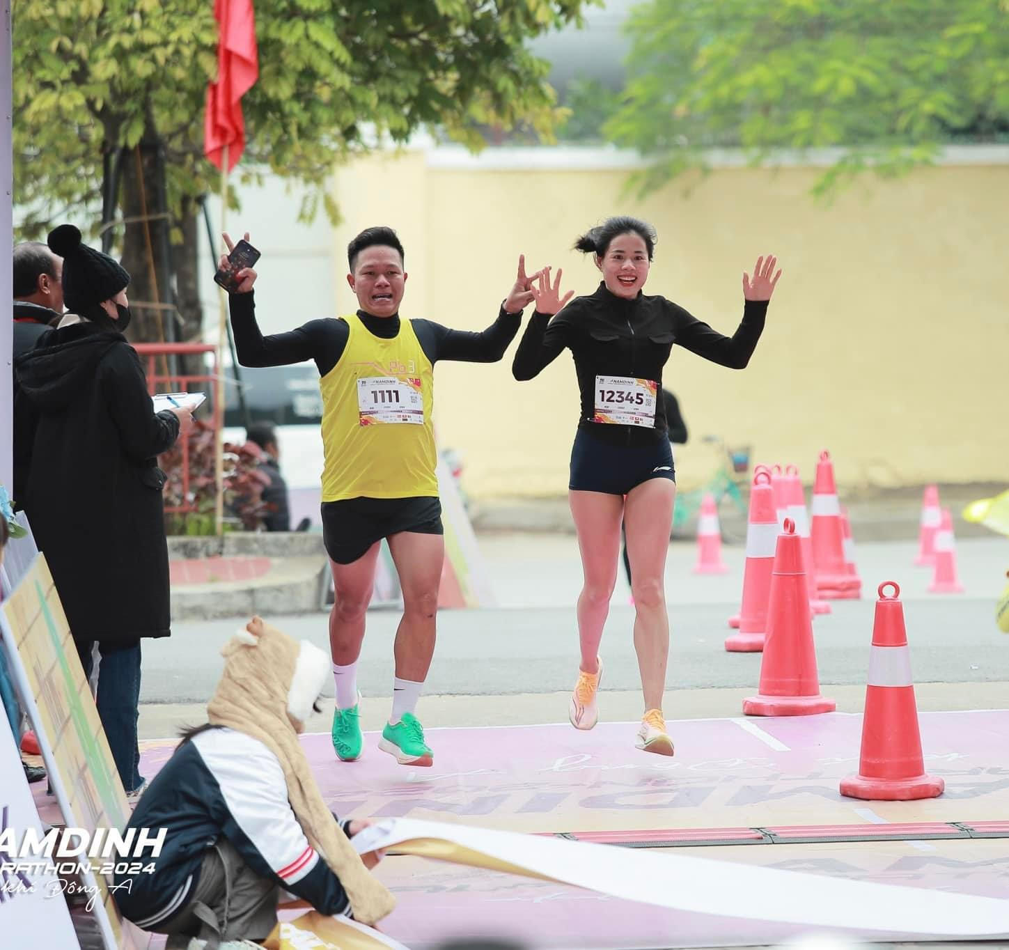 "Cô gái vàng" Nguyễn Thị Huyền giã từ đường chạy 400m, nhắm đích đến bất ngờ!- Ảnh 2.