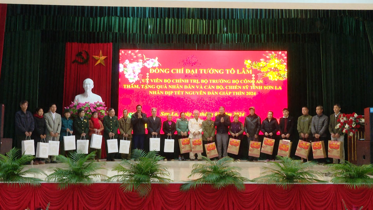Đại tướng Tô Lâm thăm, tặng quà nhân dân và CBCS tỉnh Sơn La- Ảnh 1.