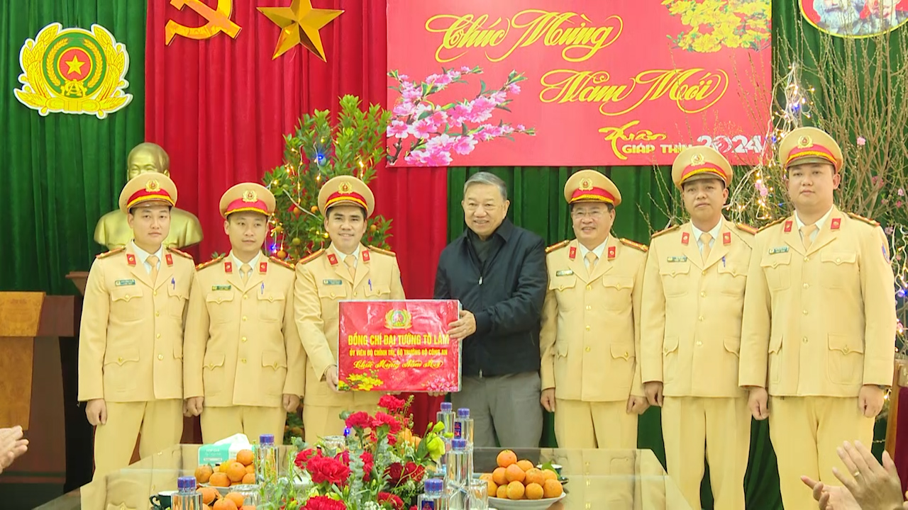 Đại tướng Tô Lâm thăm, tặng quà nhân dân và CBCS tỉnh Sơn La- Ảnh 2.