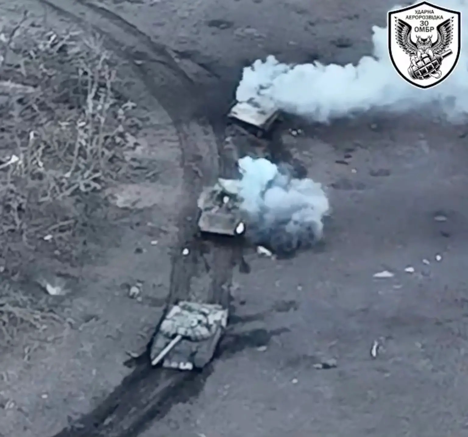 Rùng mình cảnh quân đội Ukraine phục kích, bắn nổ tung đoàn xe bọc thép Nga thành cầu lửa khổng lồ- Ảnh 3.