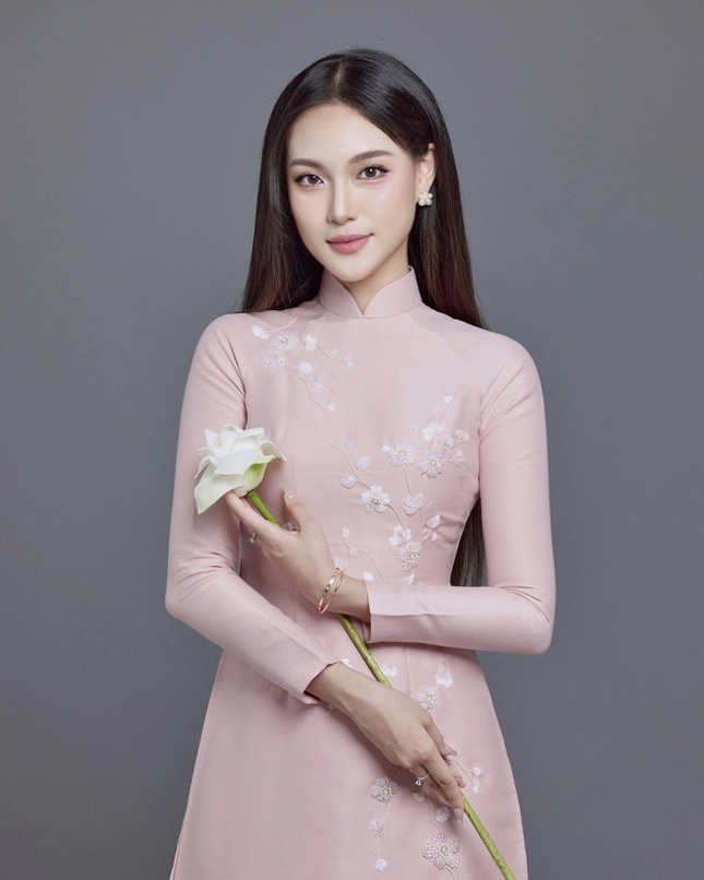 Nữ sinh tặng hoa cho Thủ tướng Hà Lan là đại diện của Hà Nội tại cuộc thi Hoa hậu Quốc gia Việt Nam- Ảnh 1.