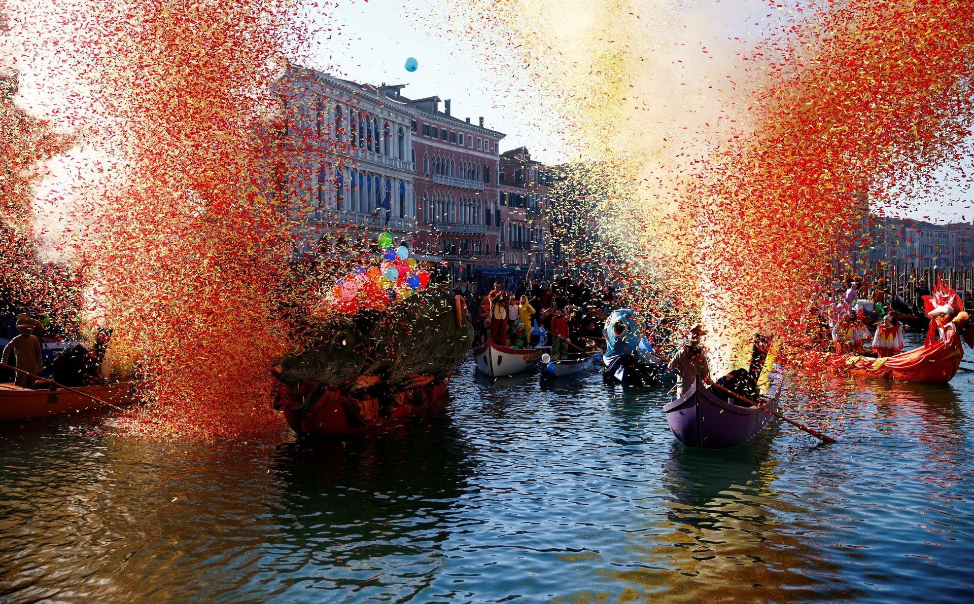 Hình ảnh lễ hội hóa trang cực kỳ hấp dẫn ở Venice thu hút hàng nghìn người- Ảnh 1.