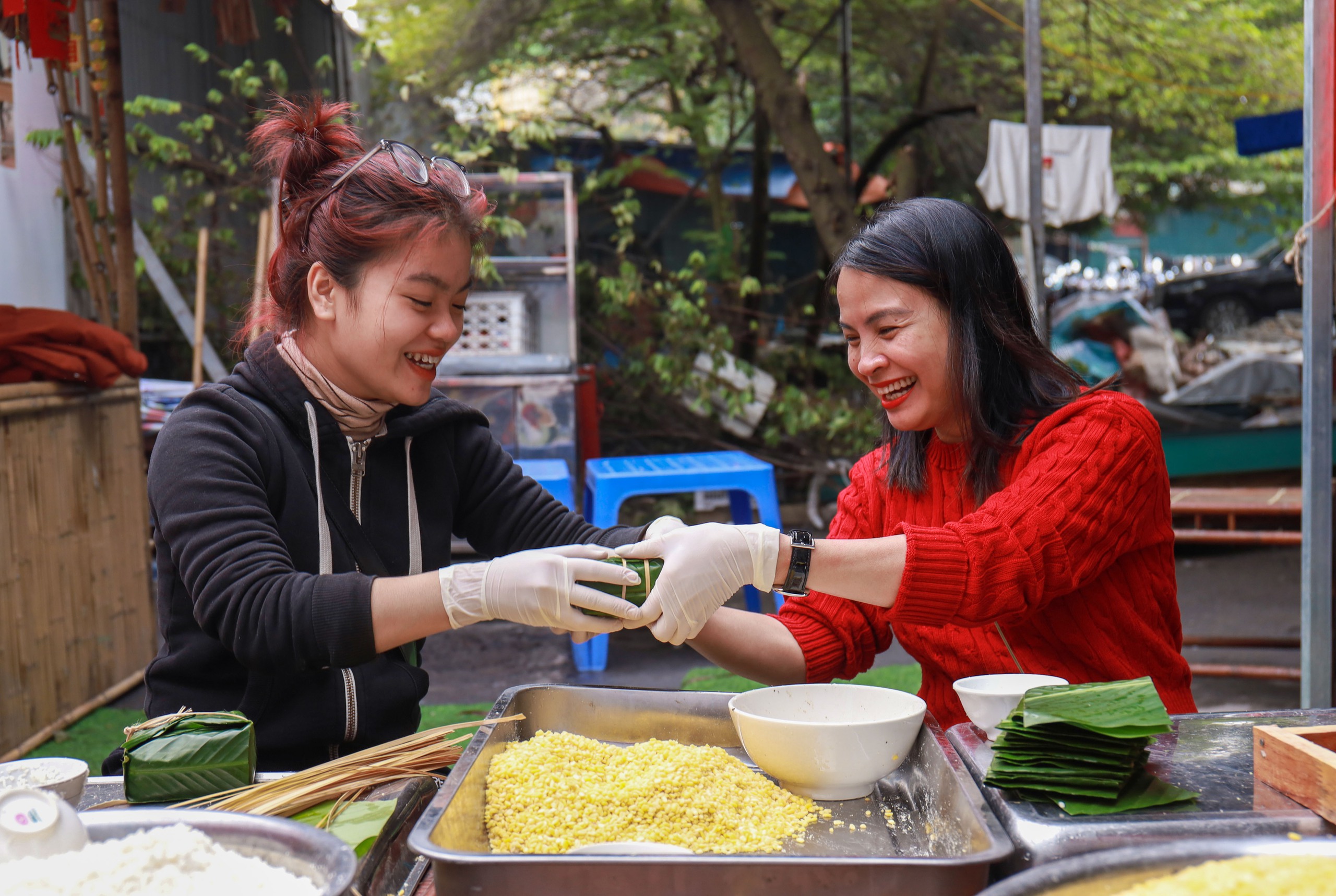 Chương trình "Bánh chưng xanh, Tết an lành": 1.500 chiếc bánh chưng được "ra lò" trong vòng 24 giờ- Ảnh 12.